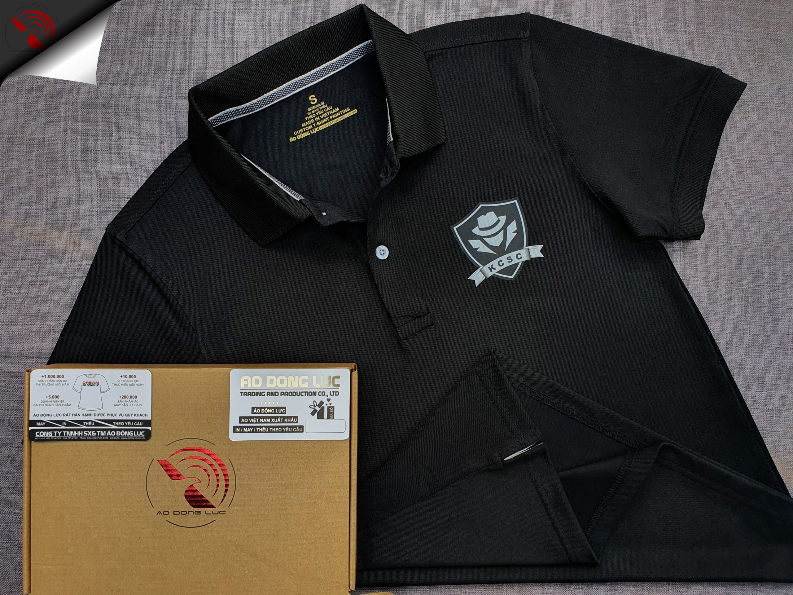 Đồng phục áo thun polo bo trơn màu đen in kỹ thuật số