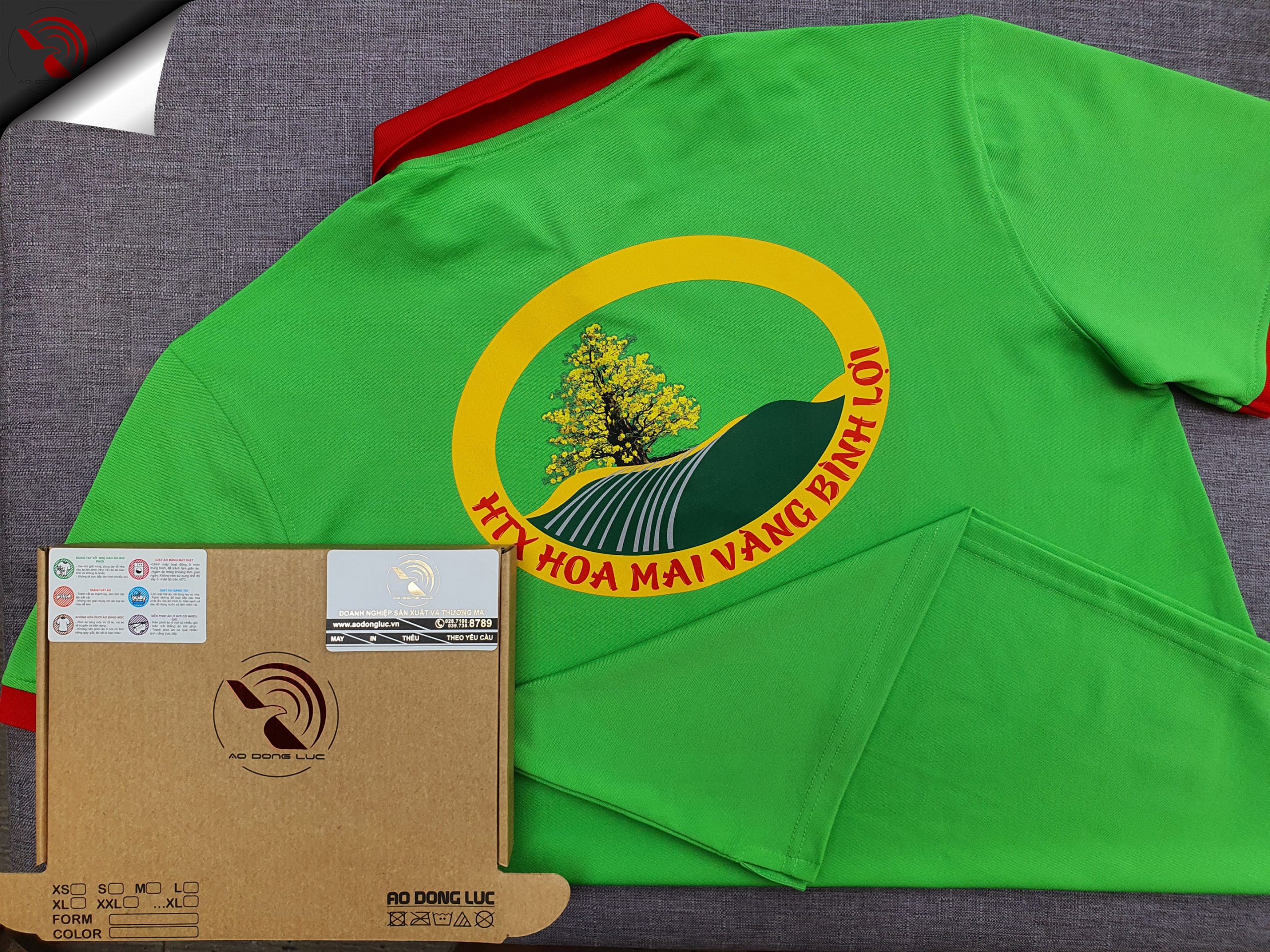 Đồng phục áo thun polo xanh lá phối bo tay bo cổ trụ trong màu đỏ in kỹ thuật số