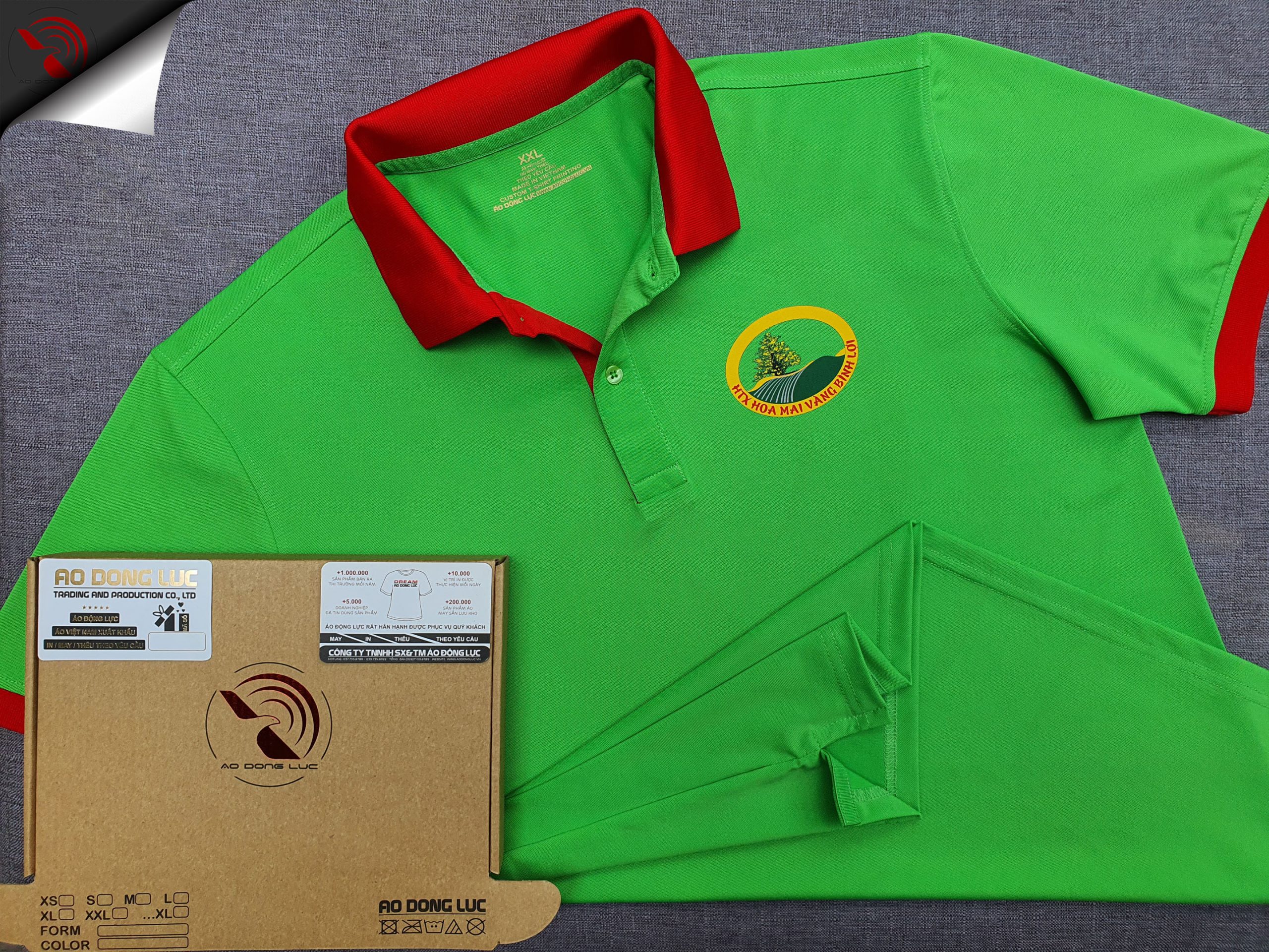Đồng phục áo thun xanh lá phối bo tay bo cổ trụ trong màu đỏ in kỹ thuật số logo