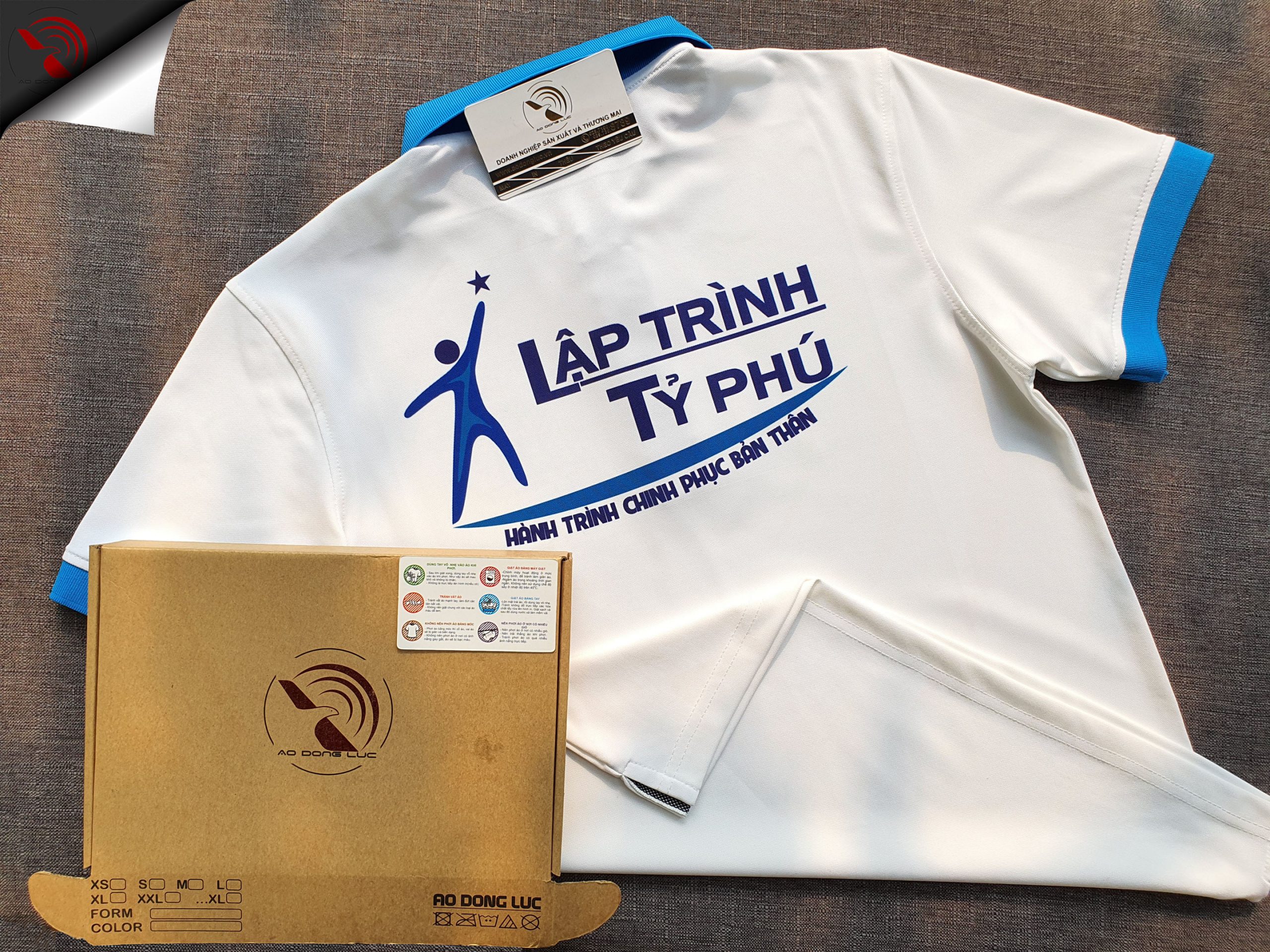Đồng phục áo thun polo trắng phối bo tay bo cổ trụ trong xanh ya in chuyển nhiệt