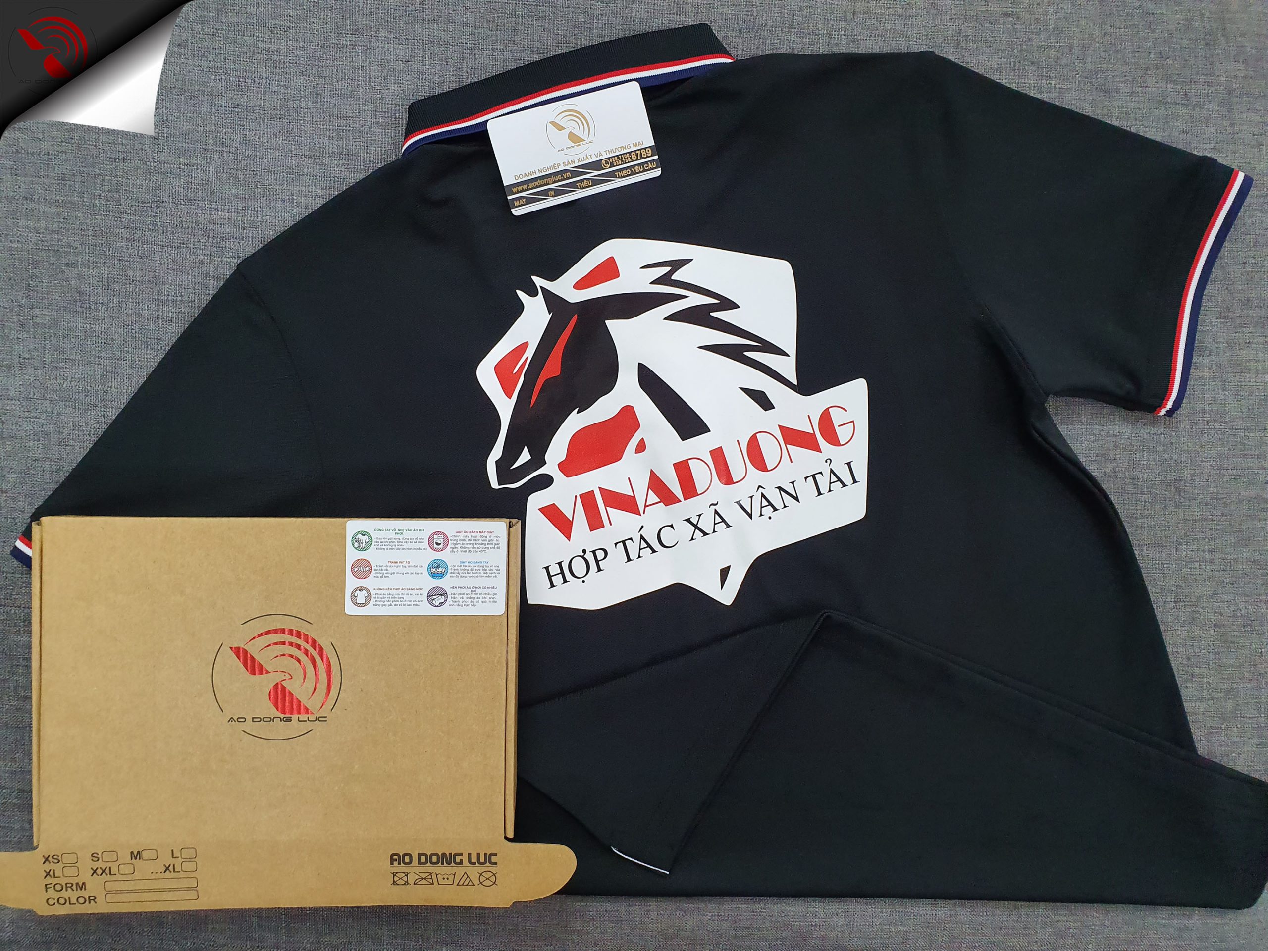 Đồng phục áo thun polo bo sọc màu đen in decal logo