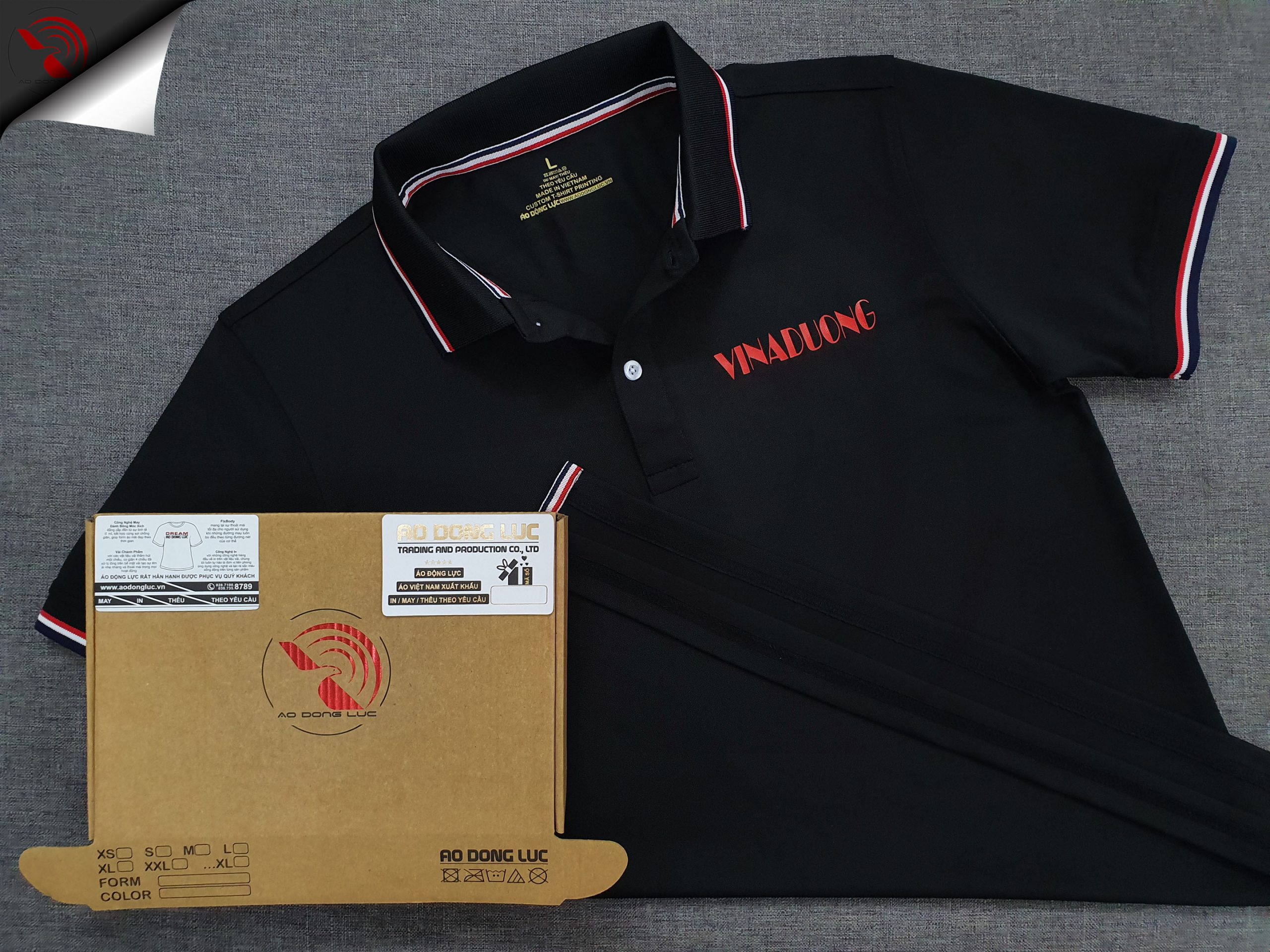 Đồng phục áo thun polo bo sọc màu đen in decal logo
