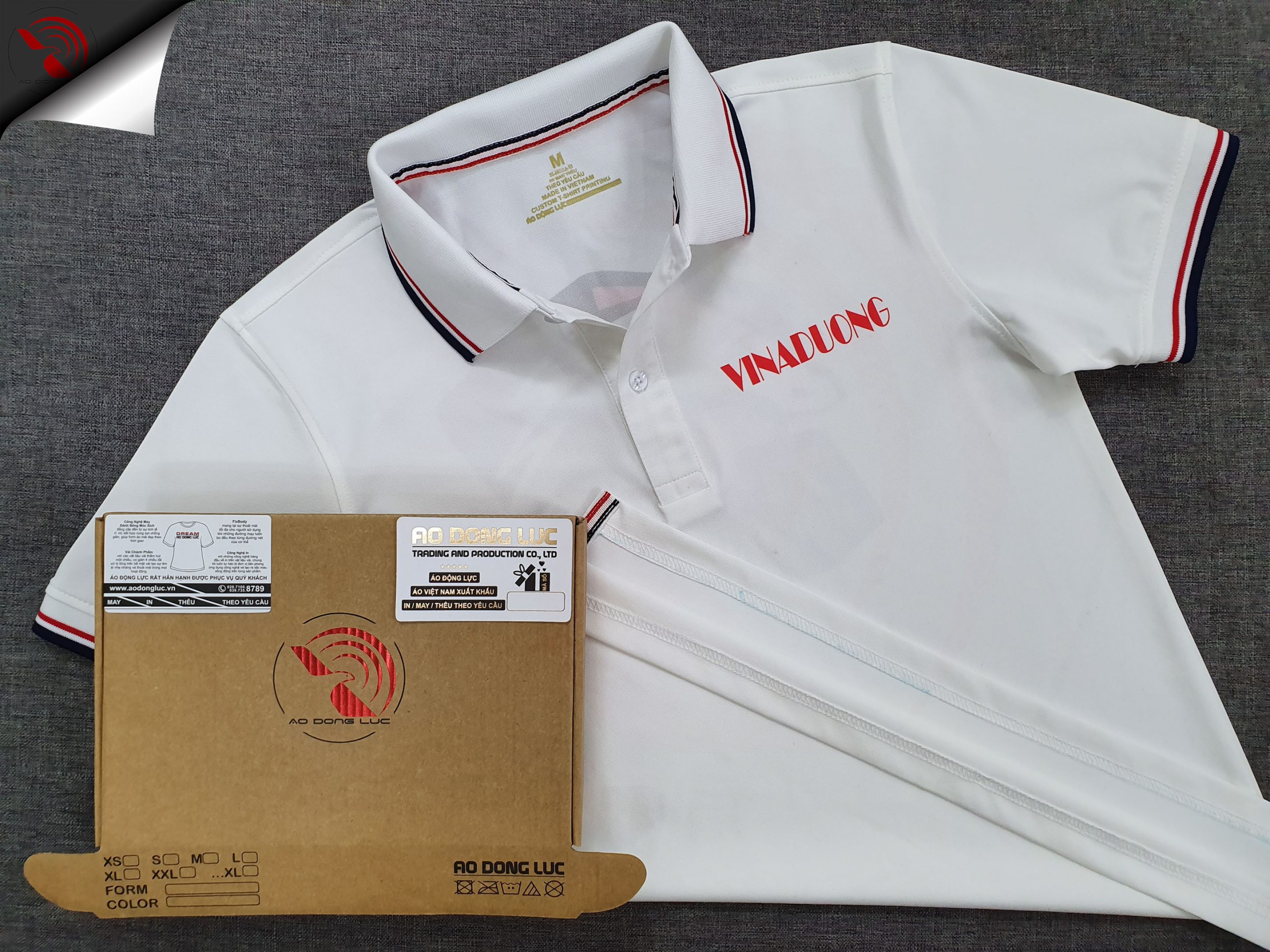 Đồng phục áo thun polo bo sọc màu trắng in chuyển nhiệt logo