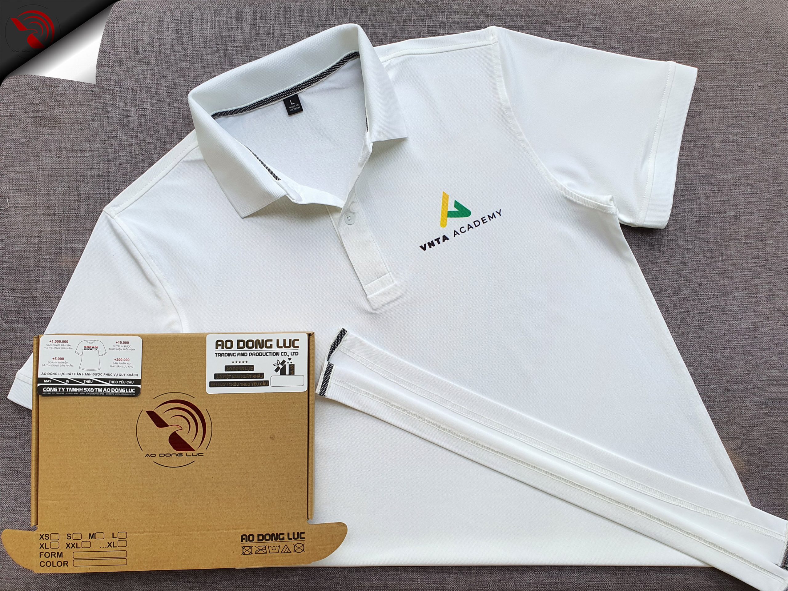 Đồng phục áo thun polo bo trơn màu trắng in chuyển nhiệt logo