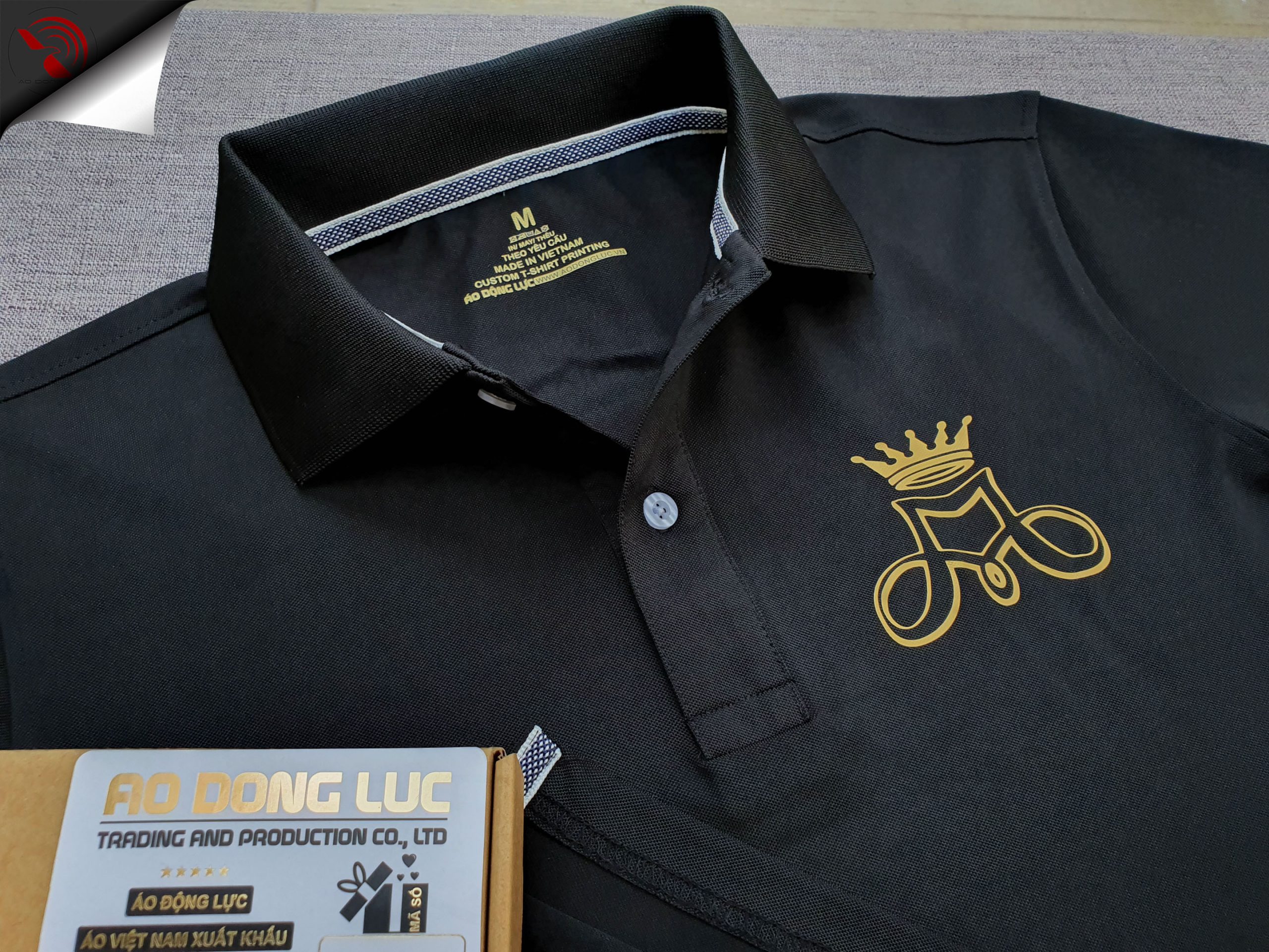 Đồng phục áo thun polo bo trơn đen in decal vàng đồng logo