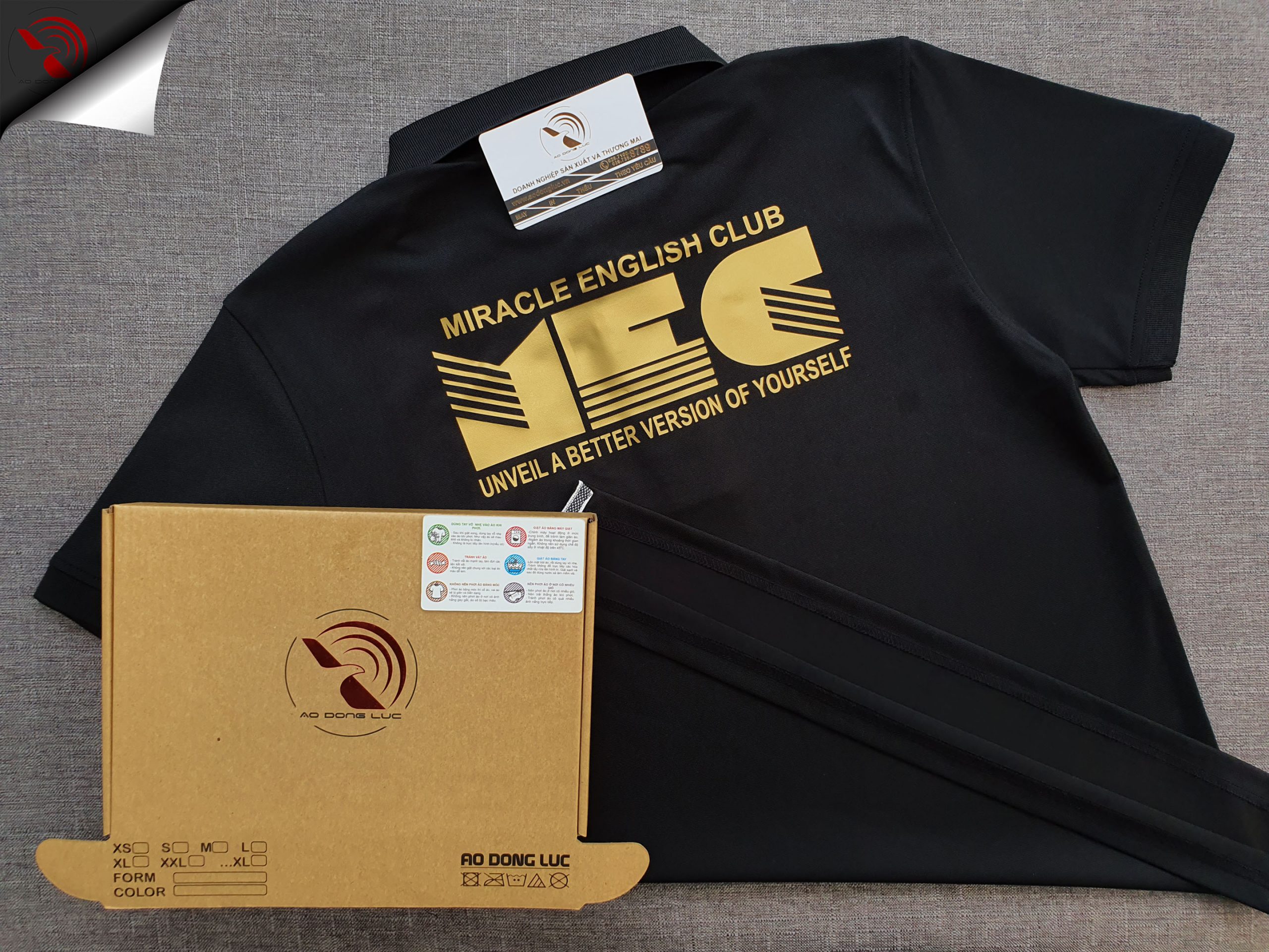 Đồng phục áo thun polo bo trơn đen in decal vàng đồng logo
