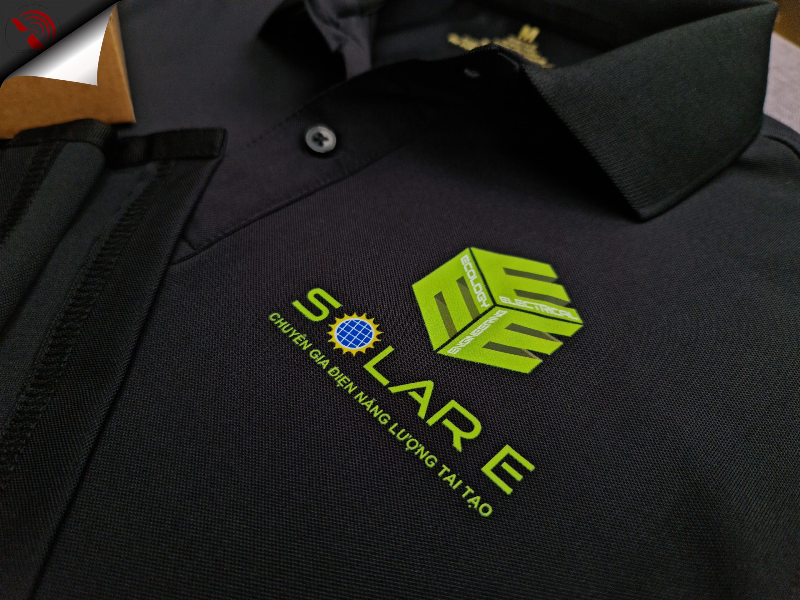 Hình in kỹ thuật số lên áo thun polo bo trơn màu đen