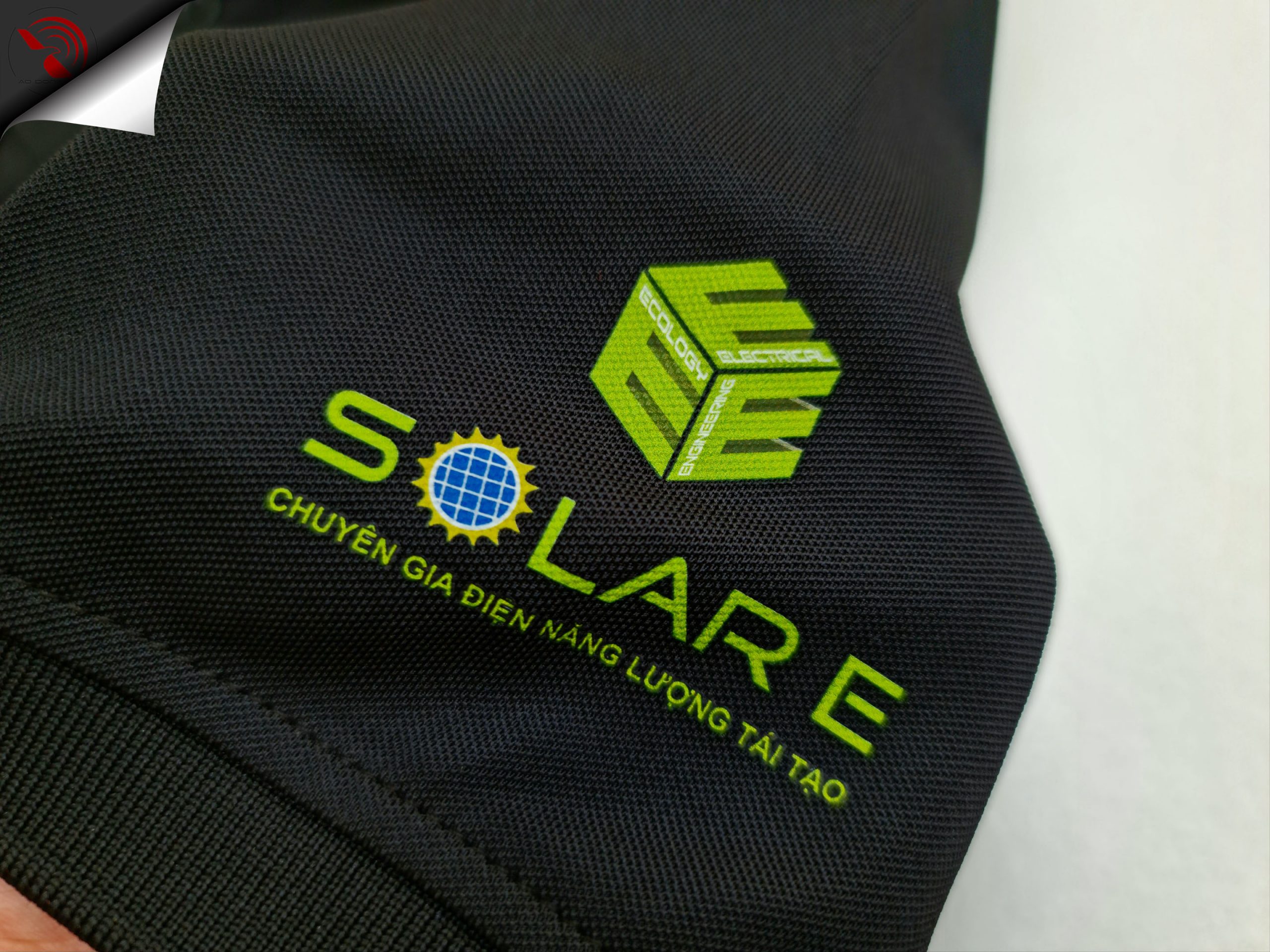 Hình in kỹ thuật số lên áo thun polo bo trơn màu đen