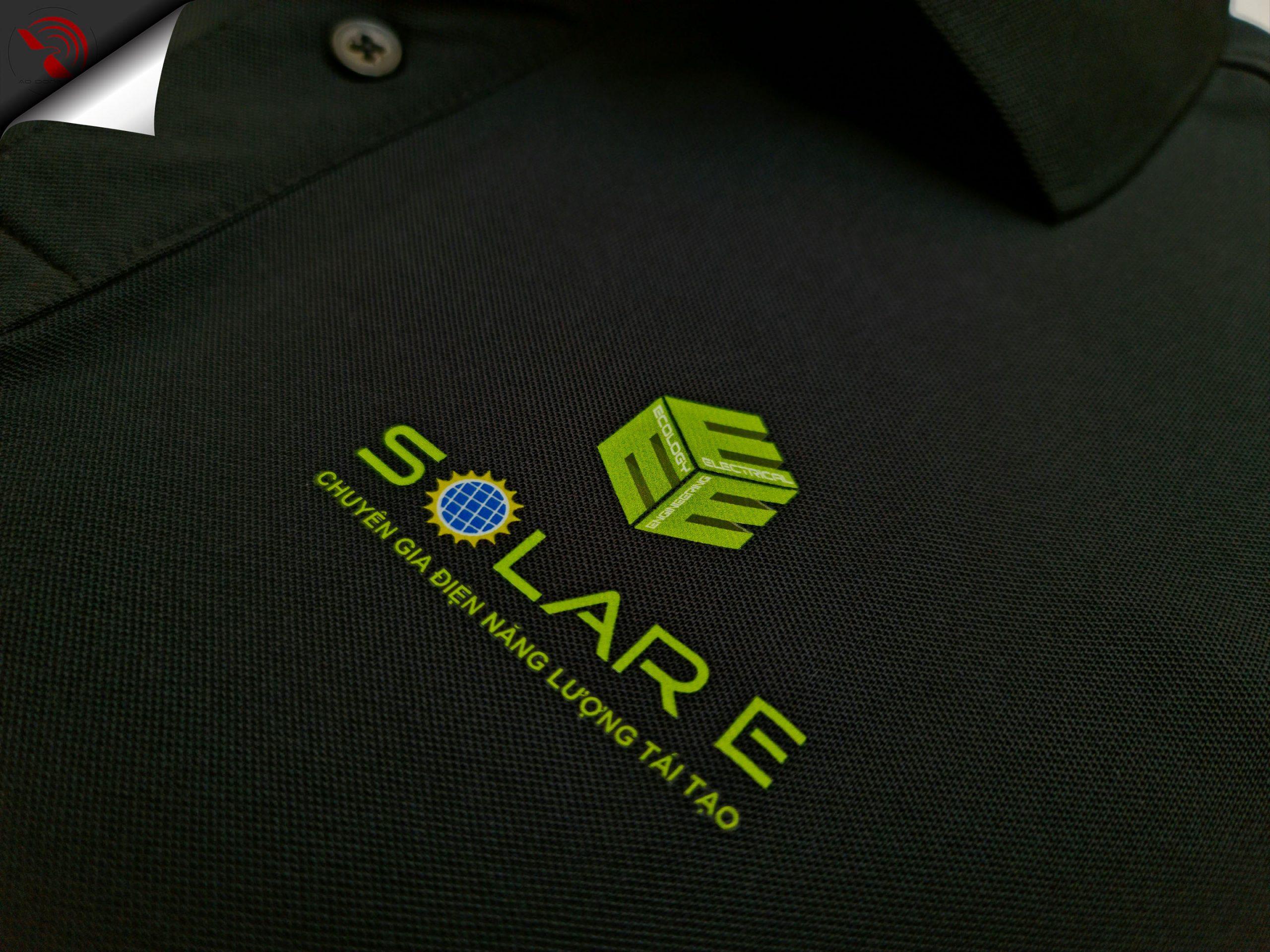 Hình in kỹ thuật số lên áo thun polo bo trơn màu đen
