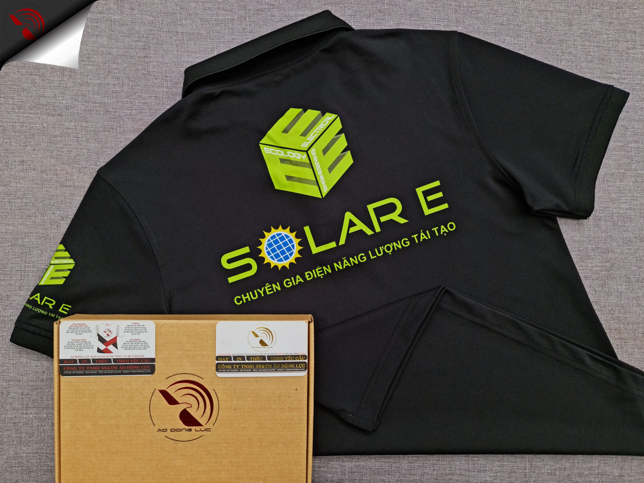 Đồng phục áo thun polo bo trơn màu đen in kỹ thuật số