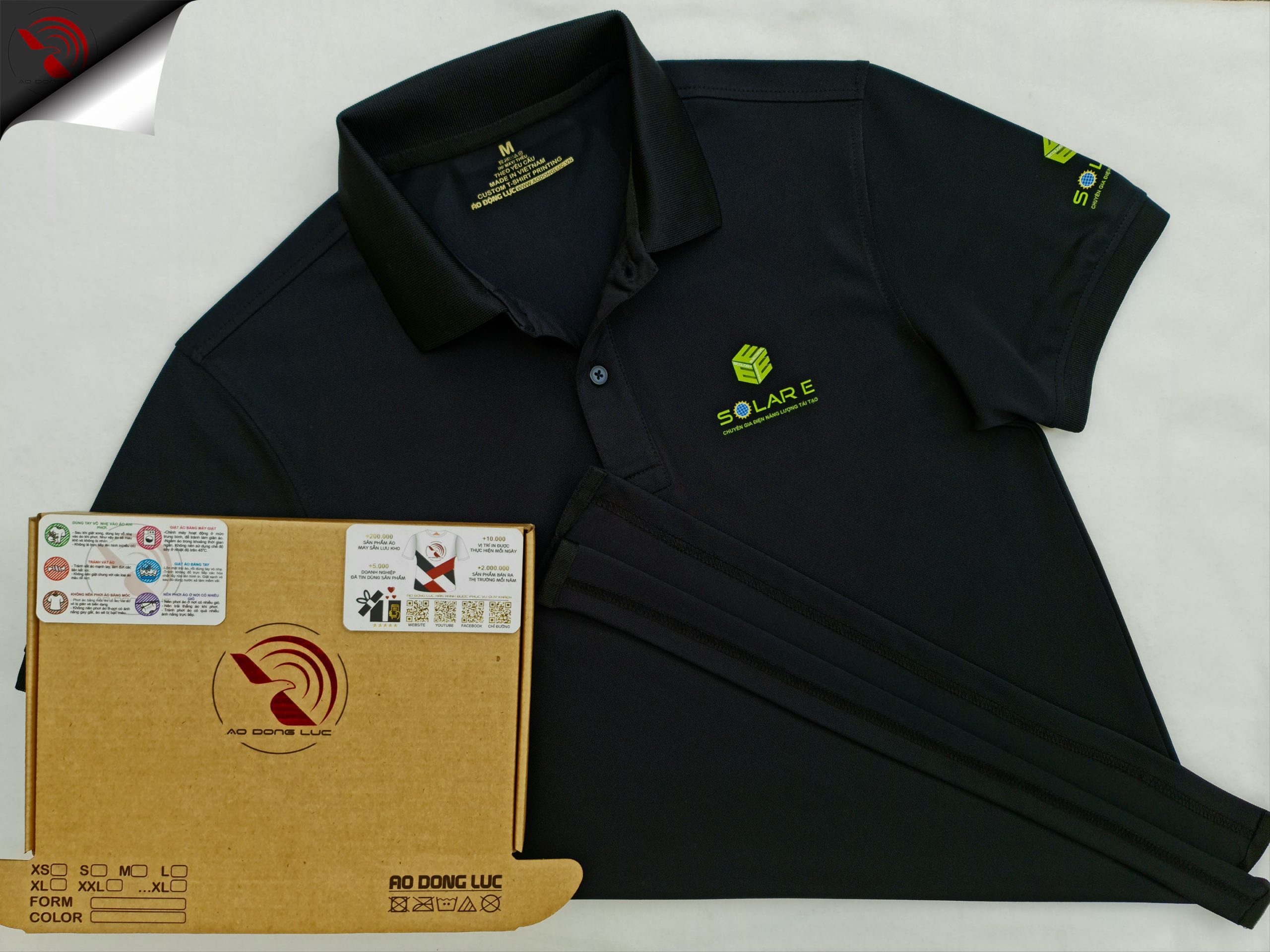Đồng phục áo thun polo bo trơn màu đen in kỹ thuật số