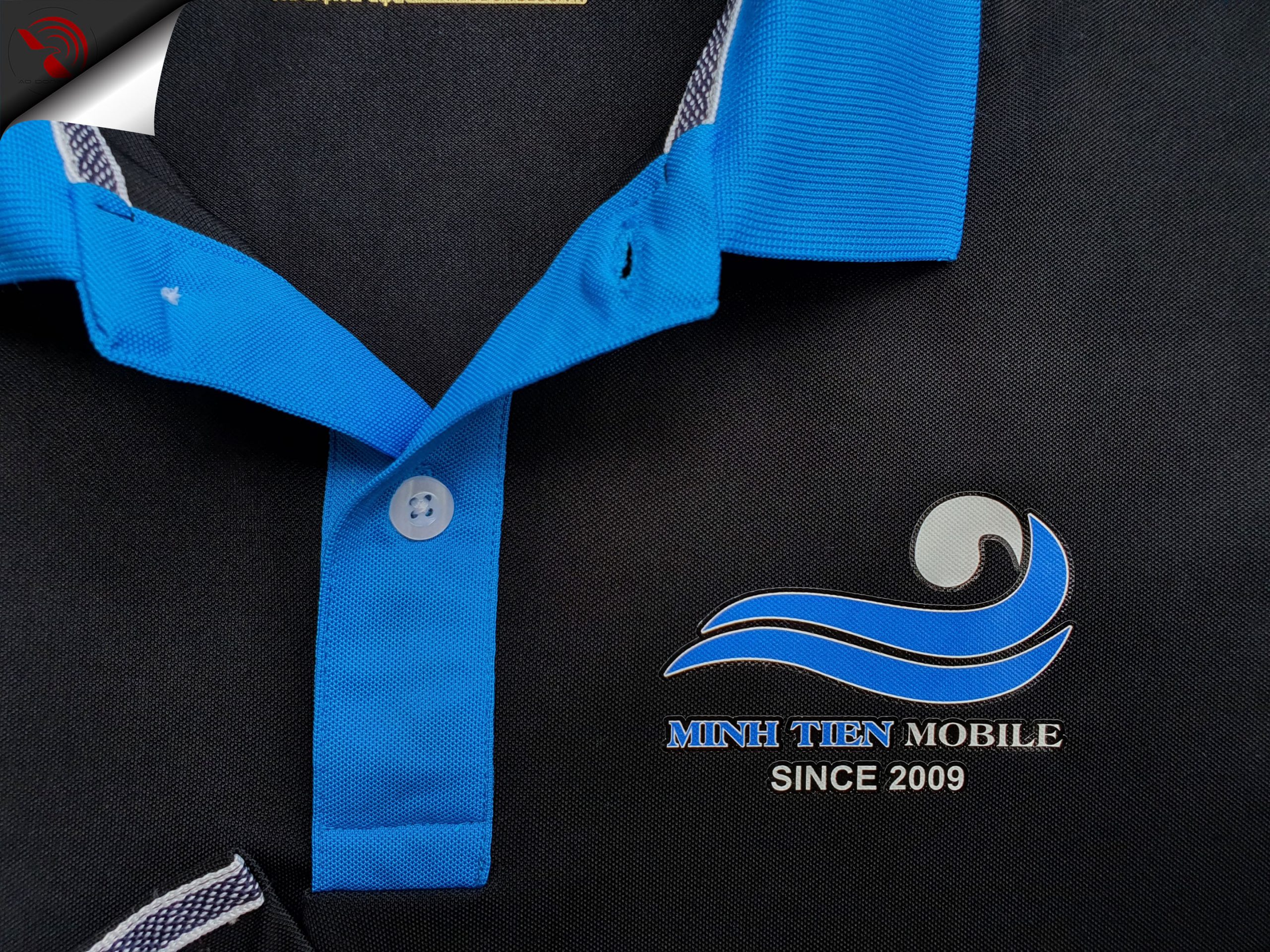 Hình in decal lên áo thun đồng phục polo màu đen phối xanh ya