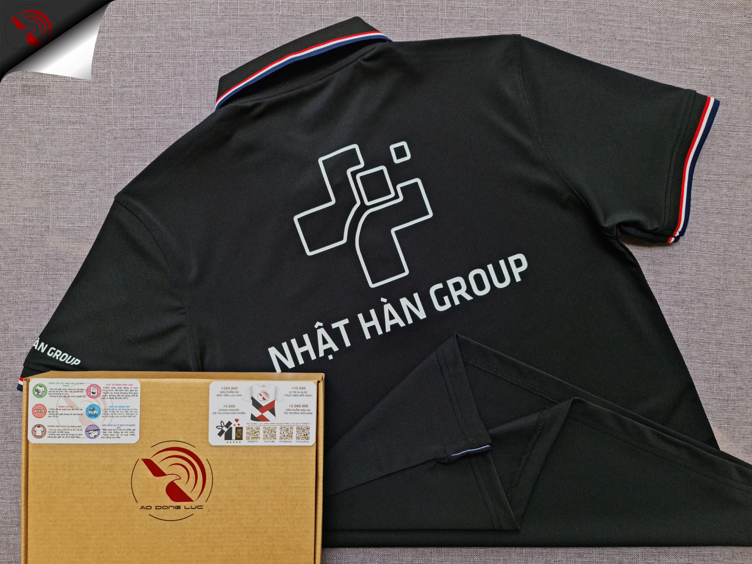 Đồng phục áo thun polo bo sọc màu đen in kỹ thuật số logo