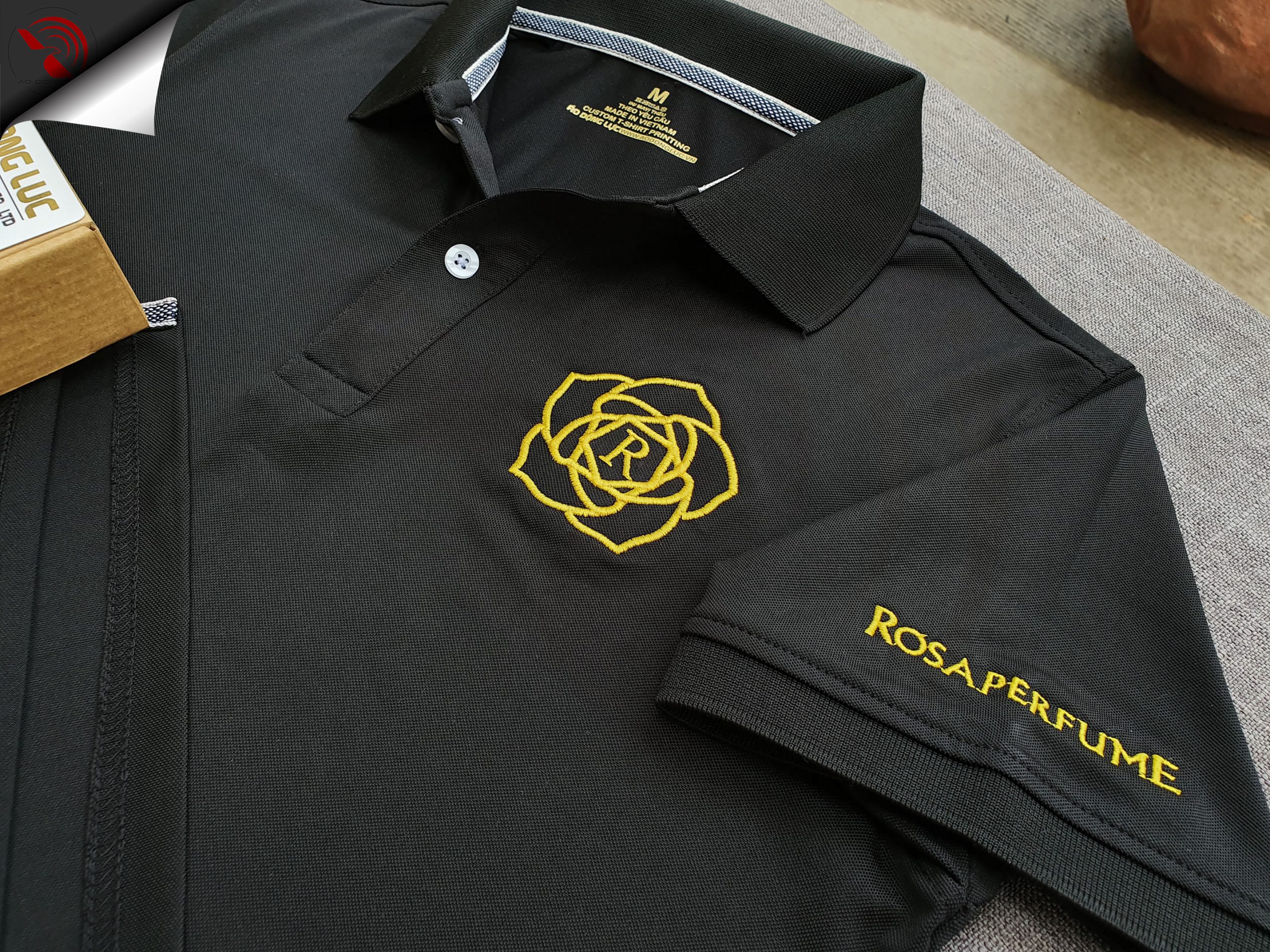 Đồng phục áo thun polo bo trơn màu đen thêu logo