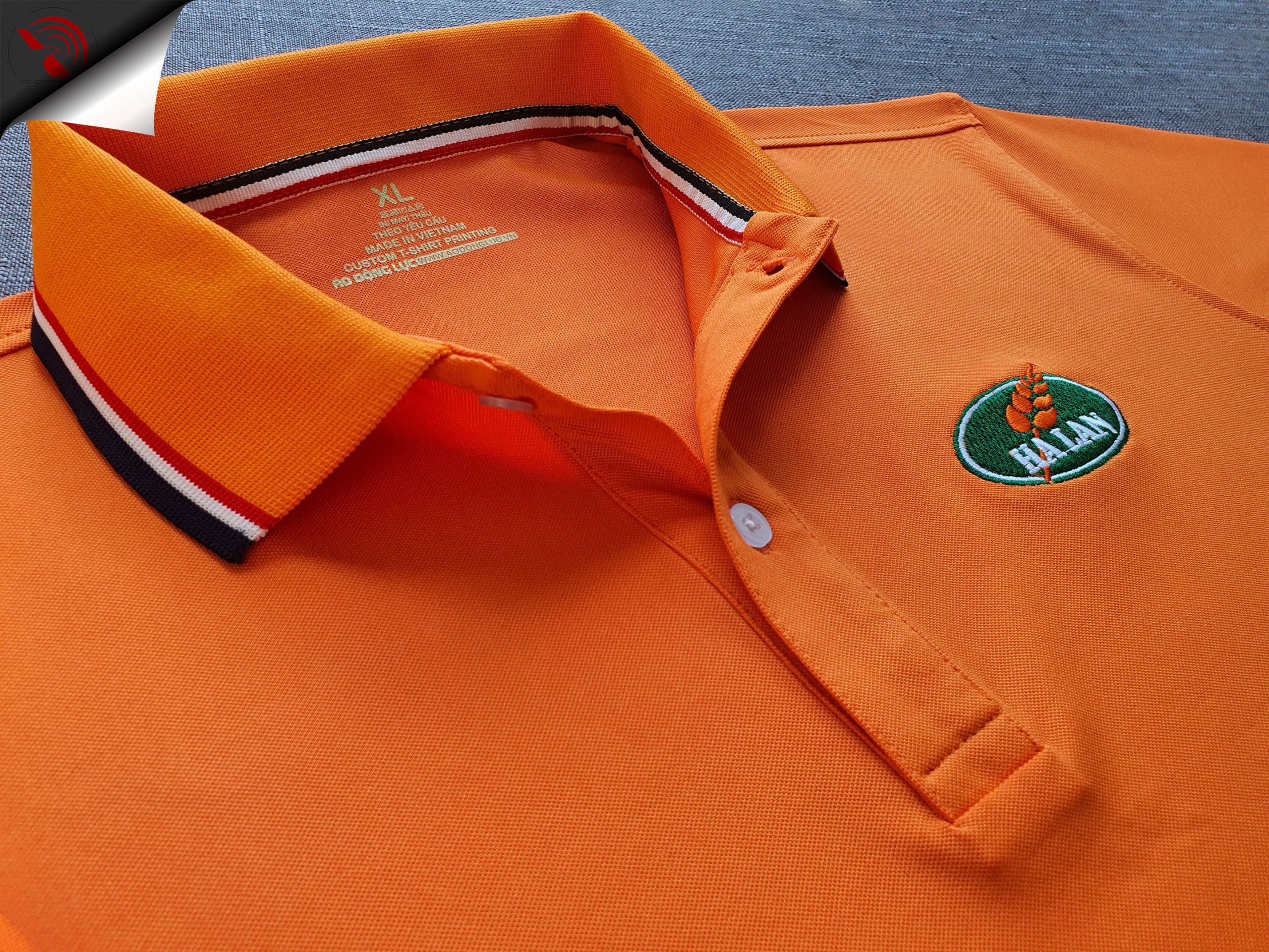 Đồng phục áo thun polo bo sọc màu cam thêu logo