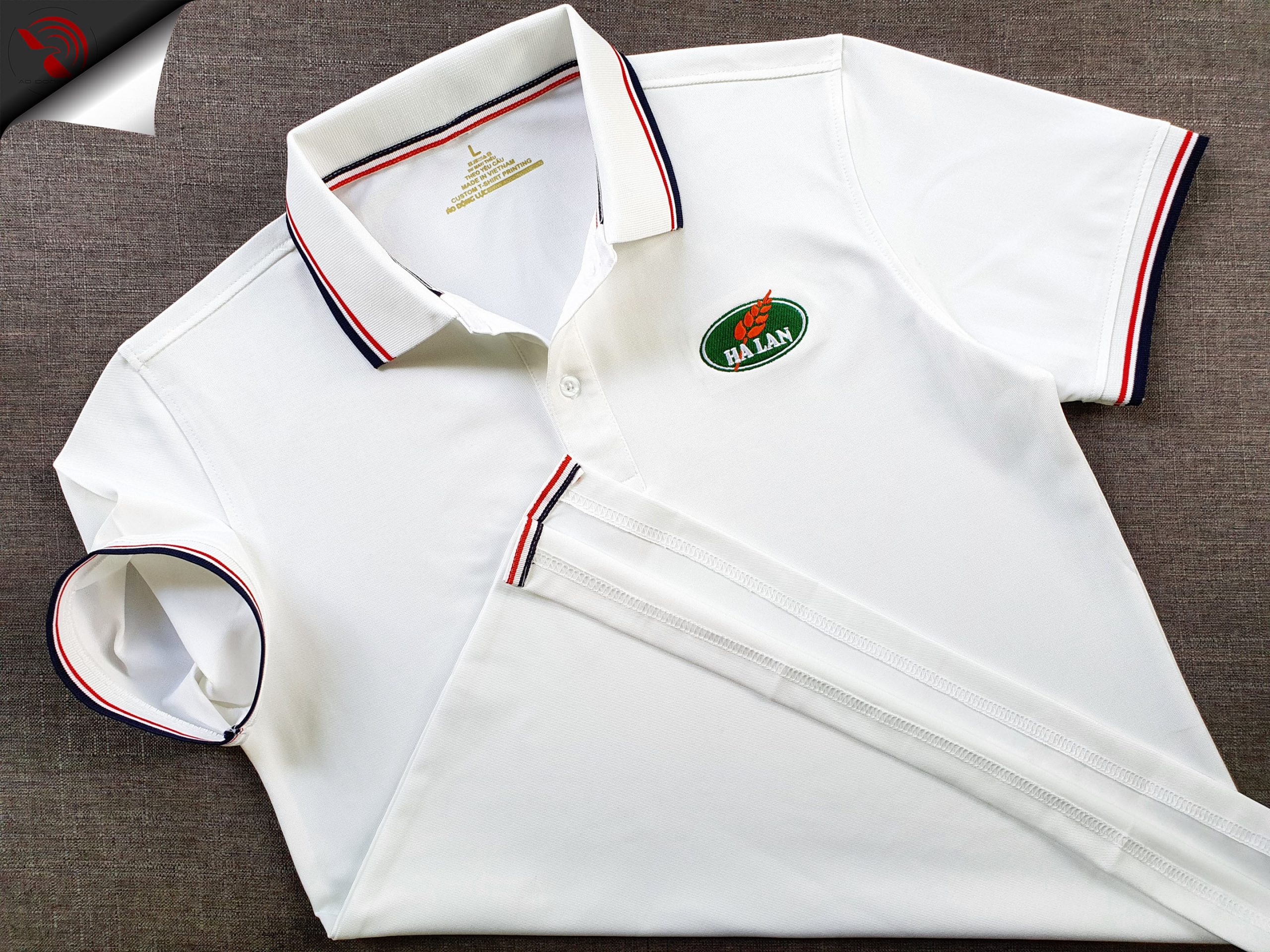 Đồng phục áo thun polo bo sọc màu trắng thêu logo