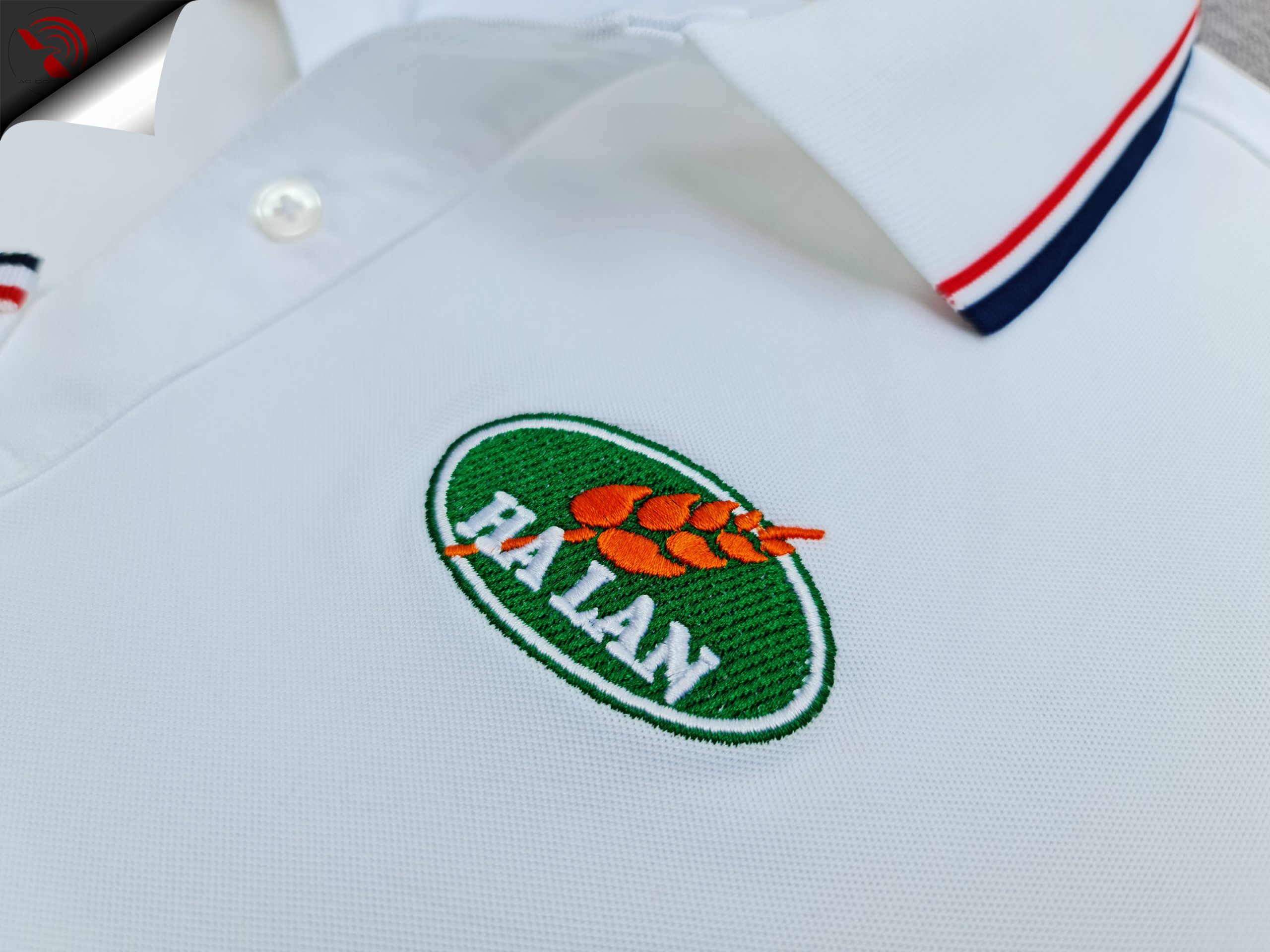 Hình thêu vi tính logo lên áo thun đồng phục polo màu trắng