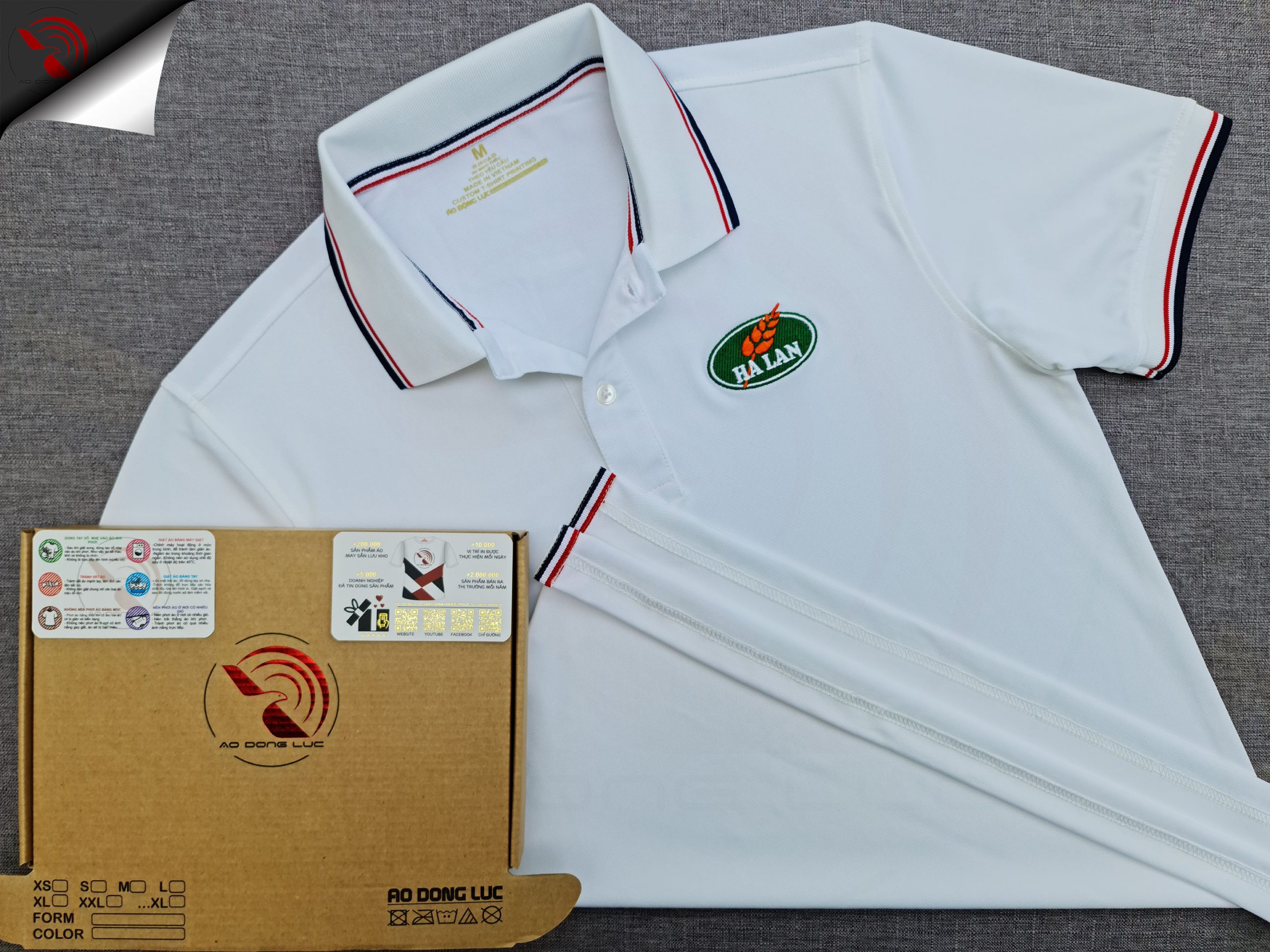 Đồng phục áo thun polo bo sọc màu trắng thêu logo ngực