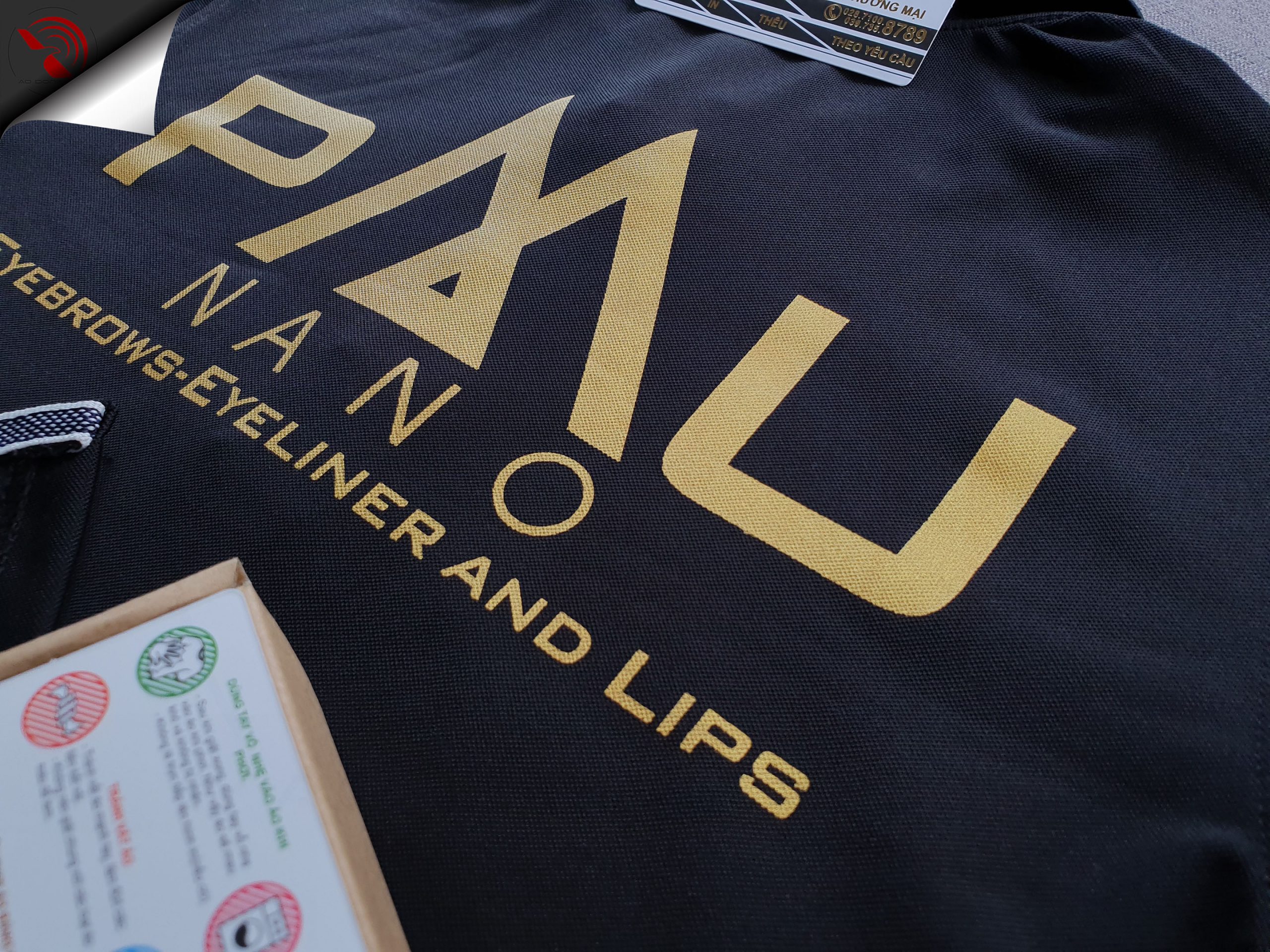 Hình in nhũ vàng lên áo thun đồng phục polo màu đen