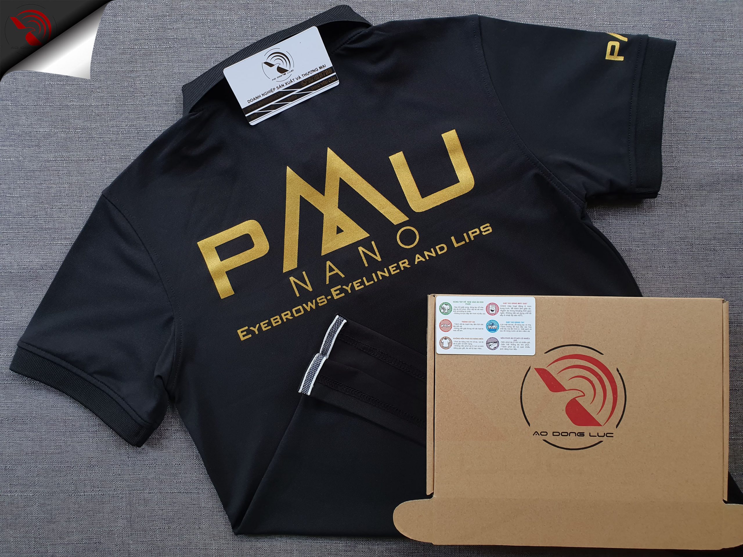 Đồng phục áo thun polo bo trơn màu đen in nhũ vàng logo
