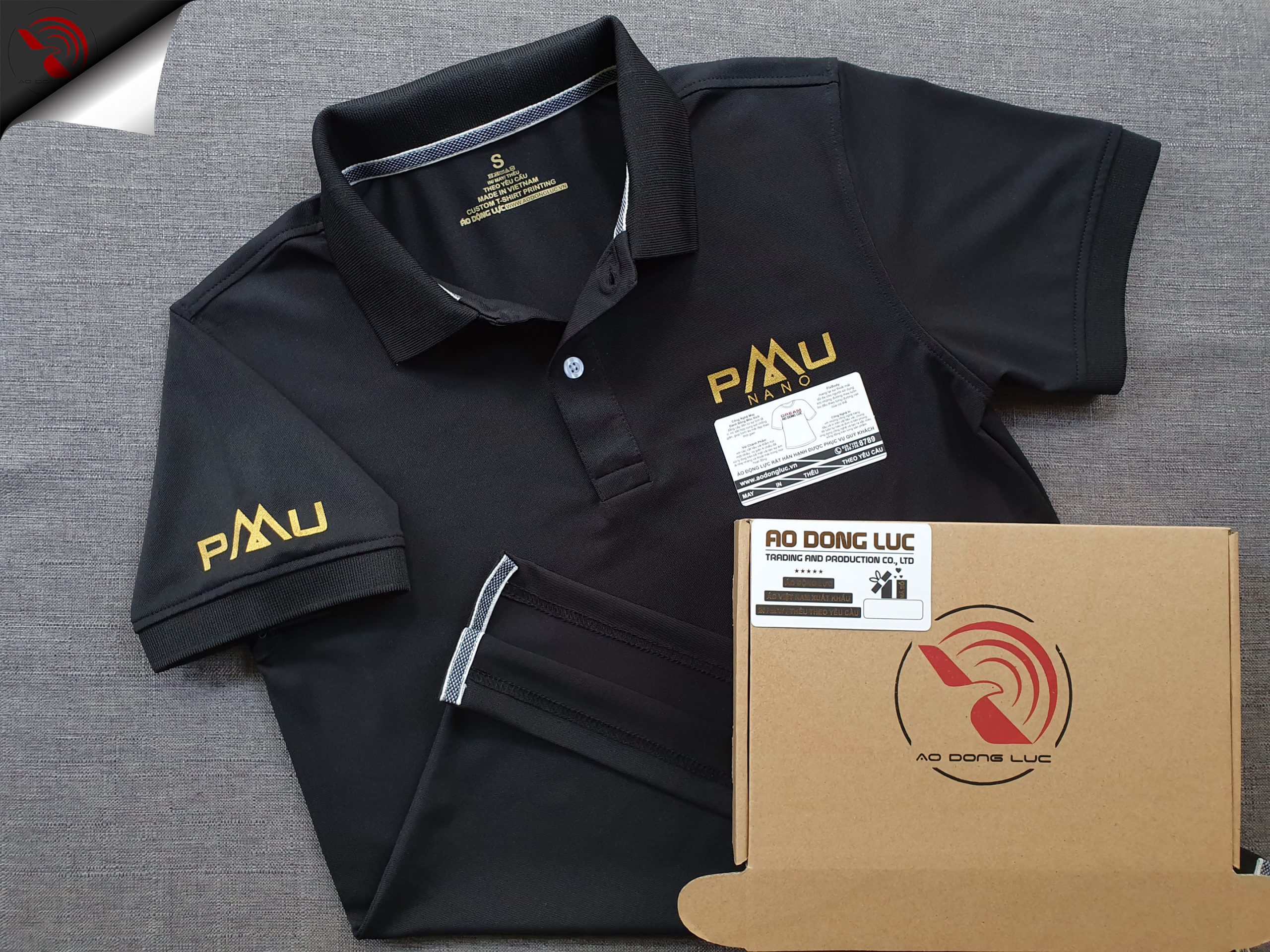 Đồng phục áo thun polo bo trơn màu đen in nhũ vàng logo