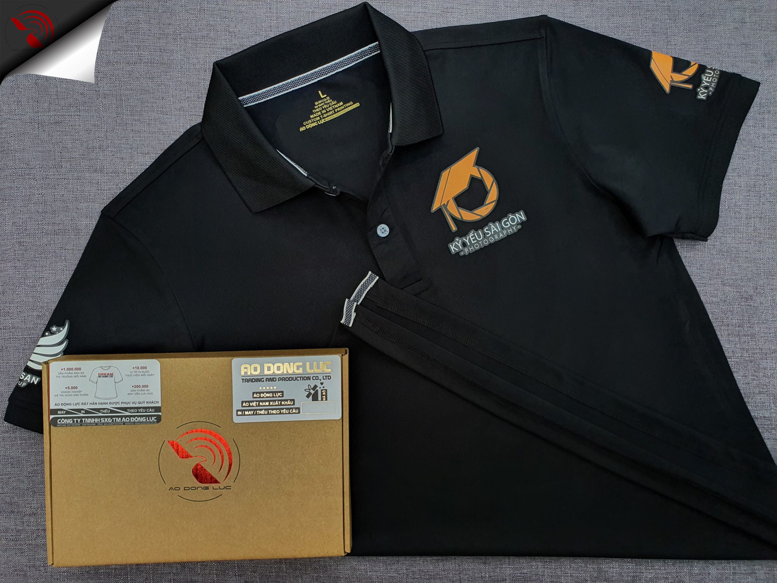 Đồng phục áo thun polo bo trơn màu đen in decal