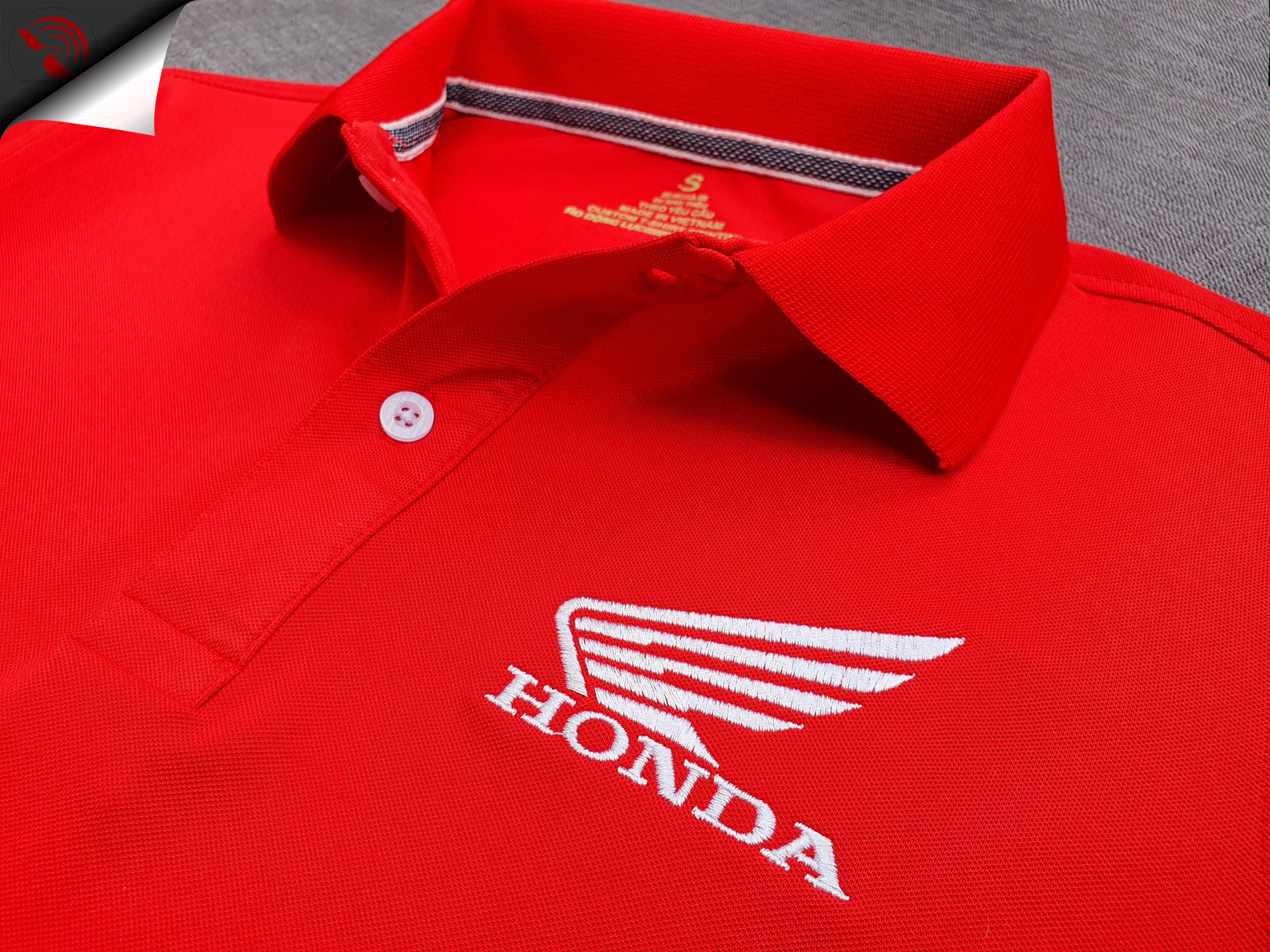 Đồng phục áo thun polo bo trơn màu đỏ thêu logo