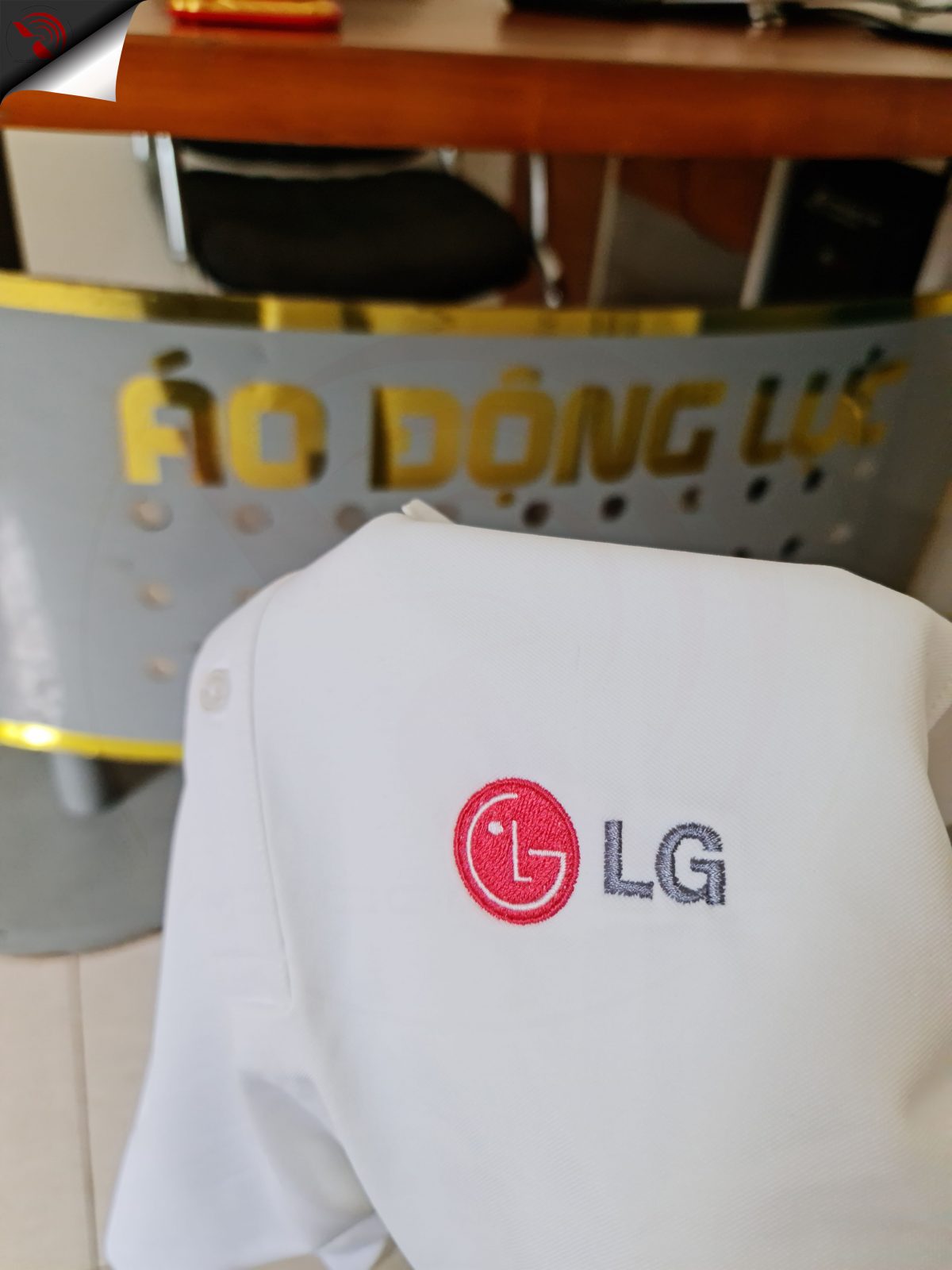 Hình thêu logo lên áo thun đồng phục polo màu trắng