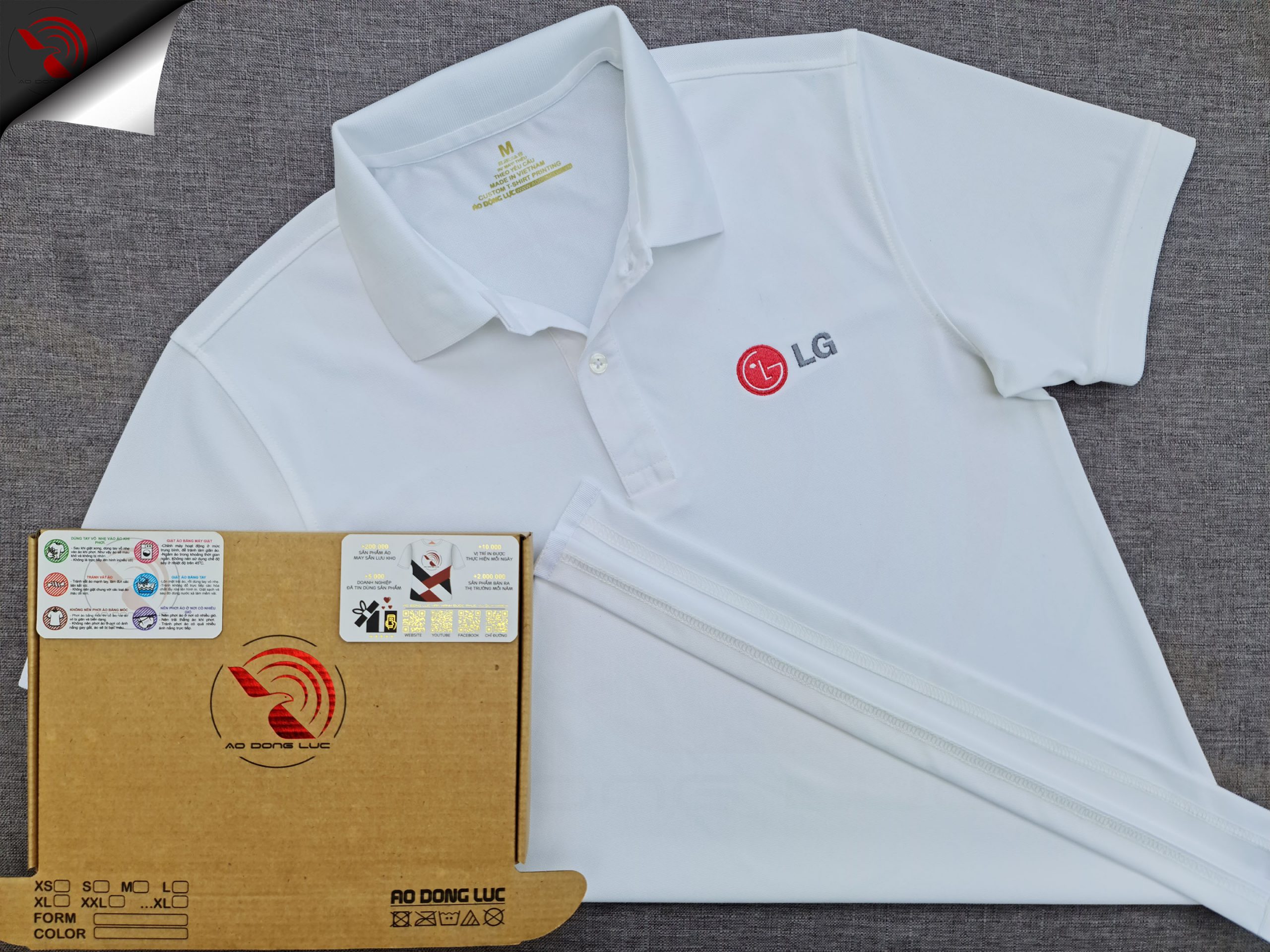 Đồng phục áo thun polo bo trơn màu trắng thêu logo ngực