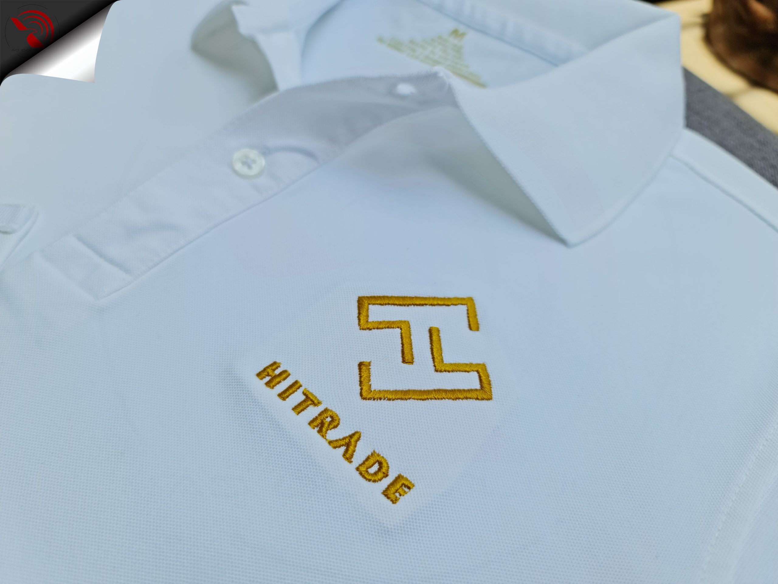 Hình thêu vi tính logo lên áo thun đồng phục polo màu trắng