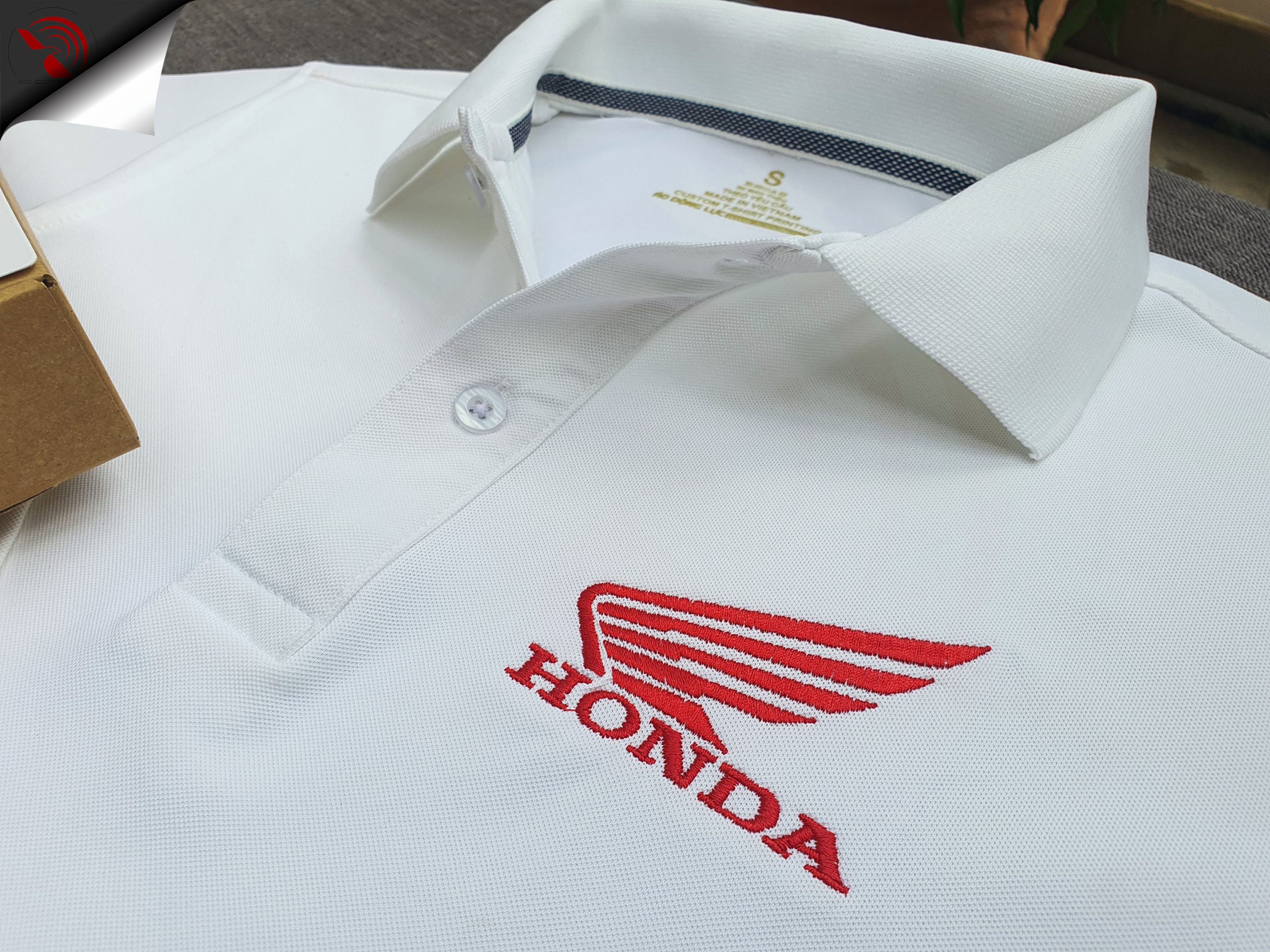 Đồng phục áo thun polo bo trơn màu trắng thêu logo