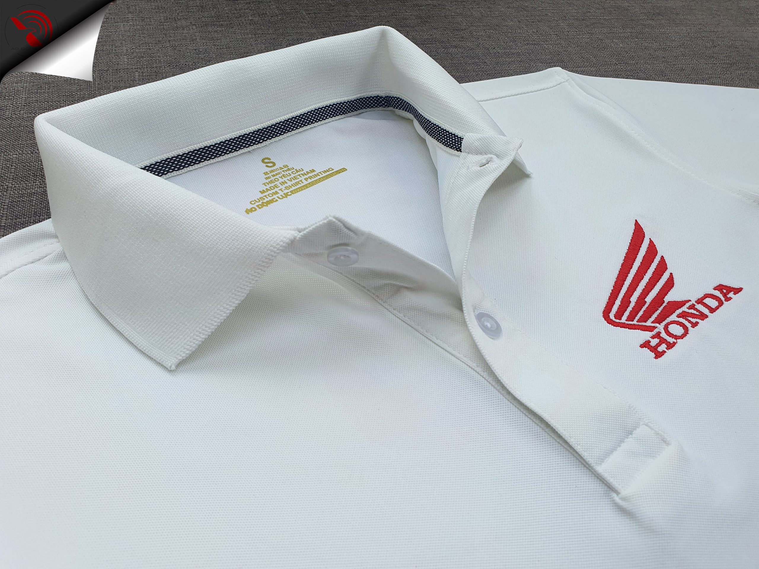Đồng phục áo thun polo bo trơn màu trắng thêu logo