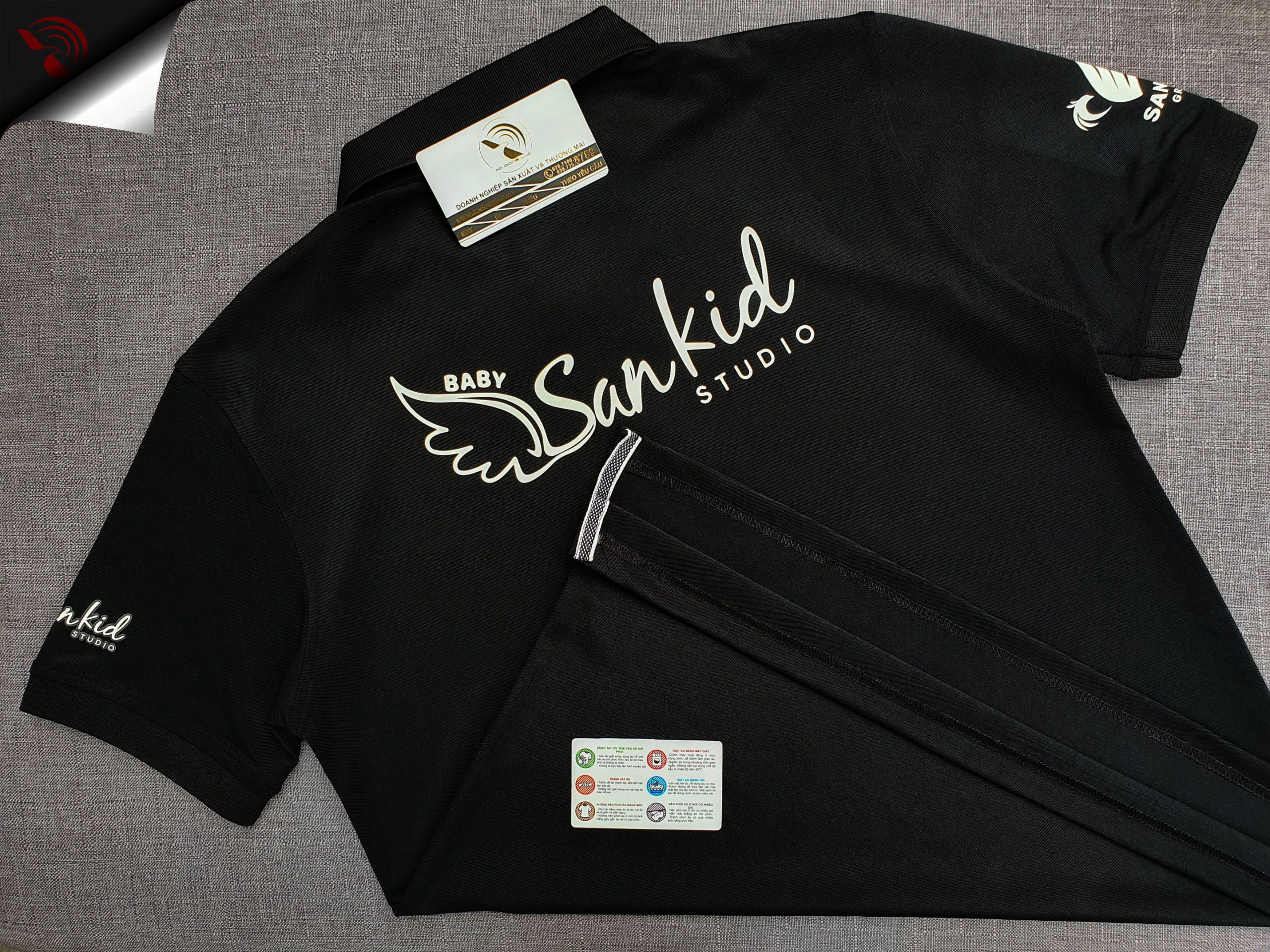 Đồng phục áo thun polo bo trơn màu đen in decal