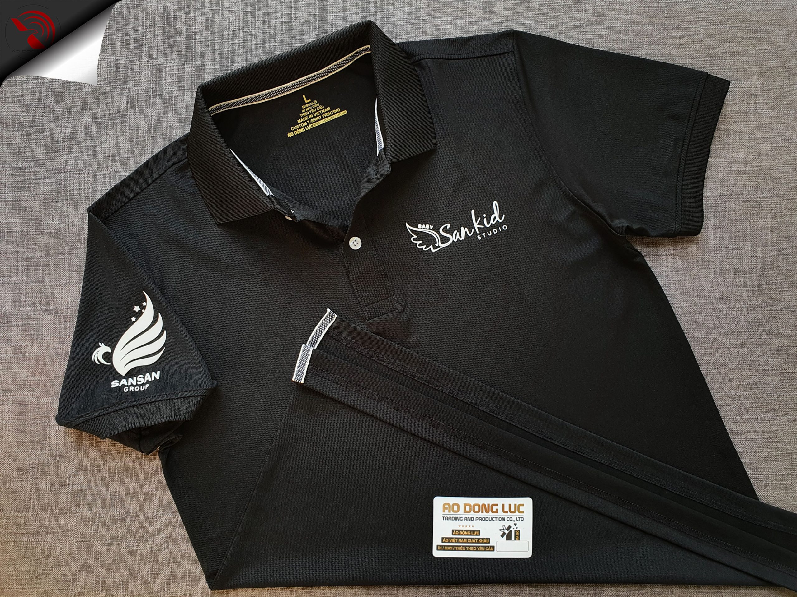 Đồng phục áo thun polo bo trơn màu đen in decal