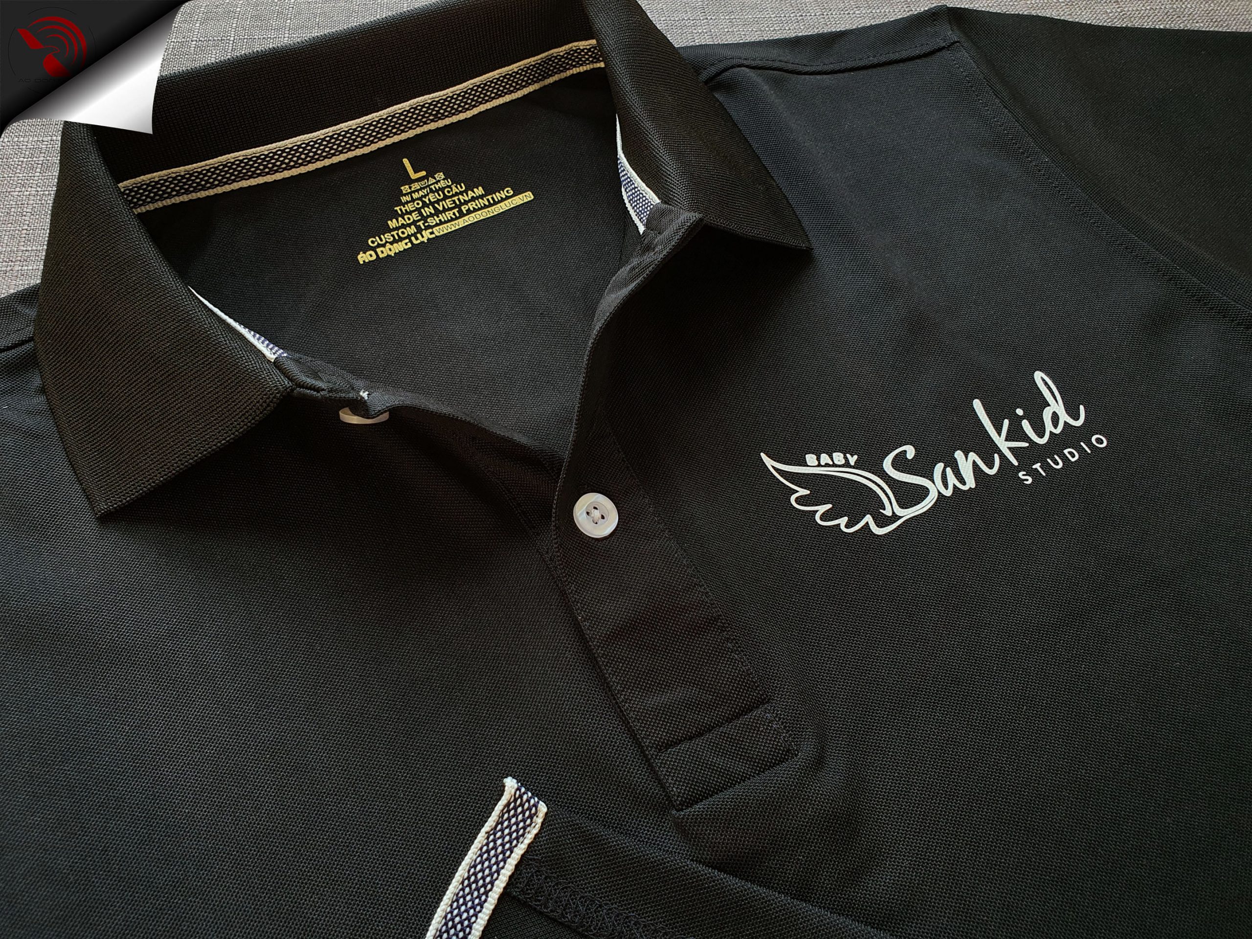Đồng phục áo thun polo bo trơn màu đen in decal