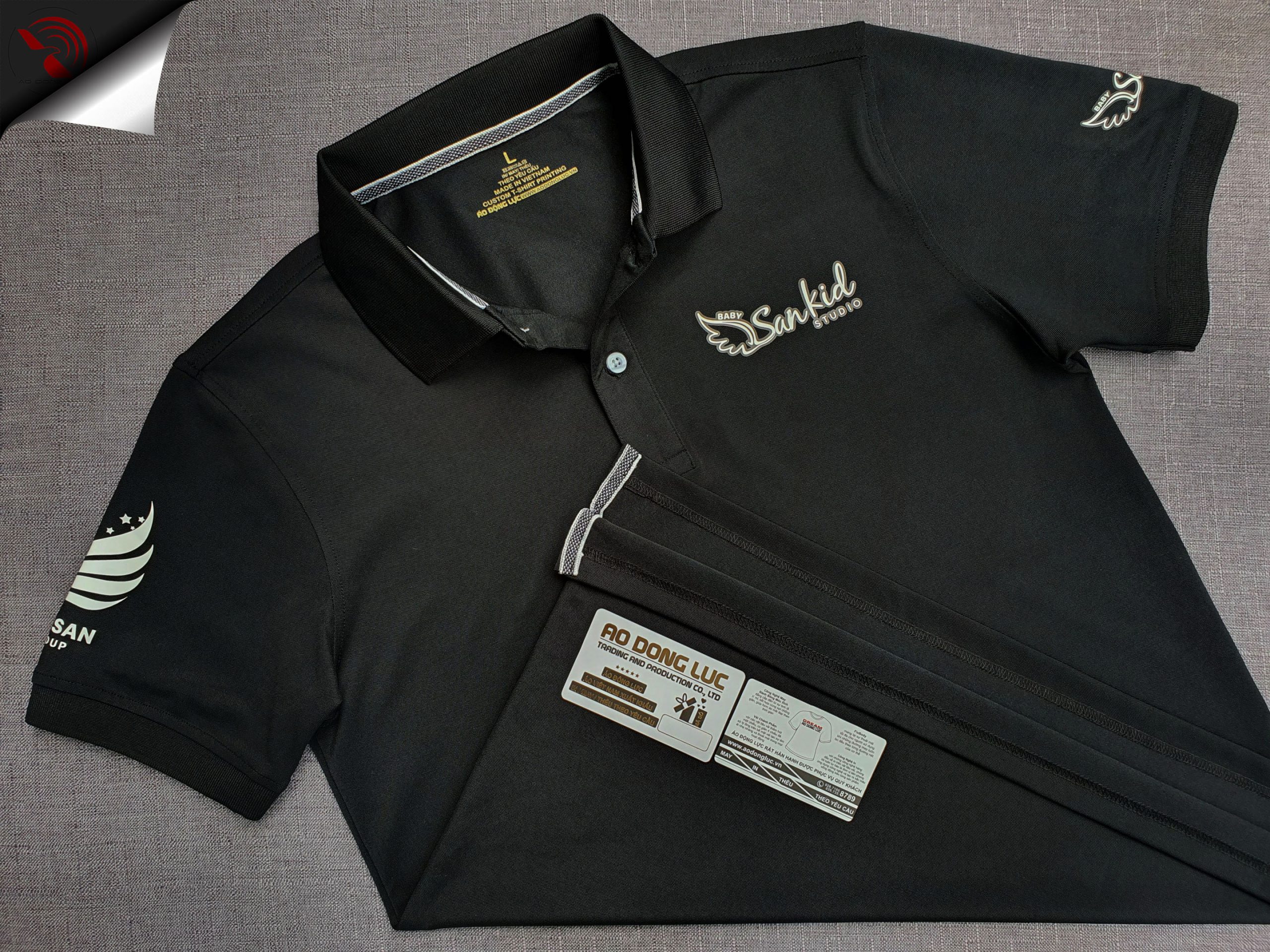 Đồng phục áo thun polo bo trơn màu đen in decal