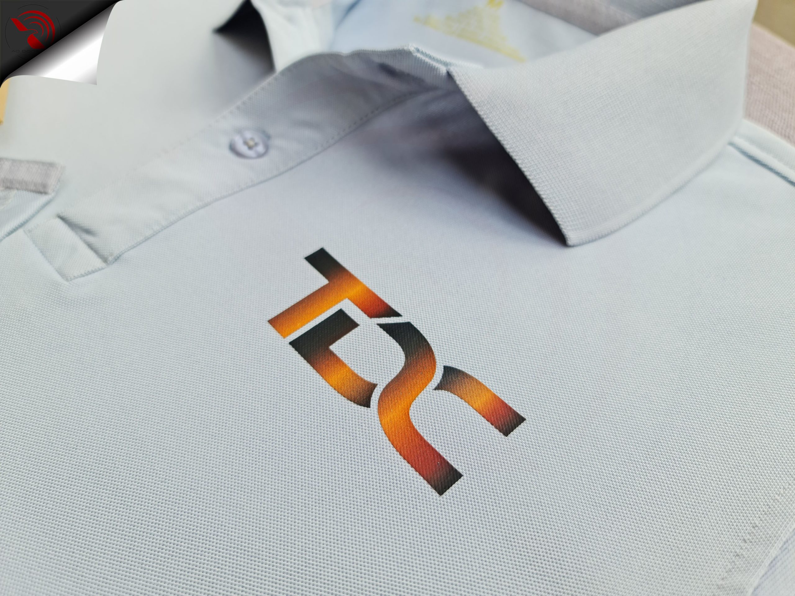 Hình in kỹ thuật số lên áo thun đồng phục polo bo trơn xám lam