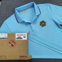 Đồng phục áo thun polo bo sọc xanh thiên thanh in decal logo