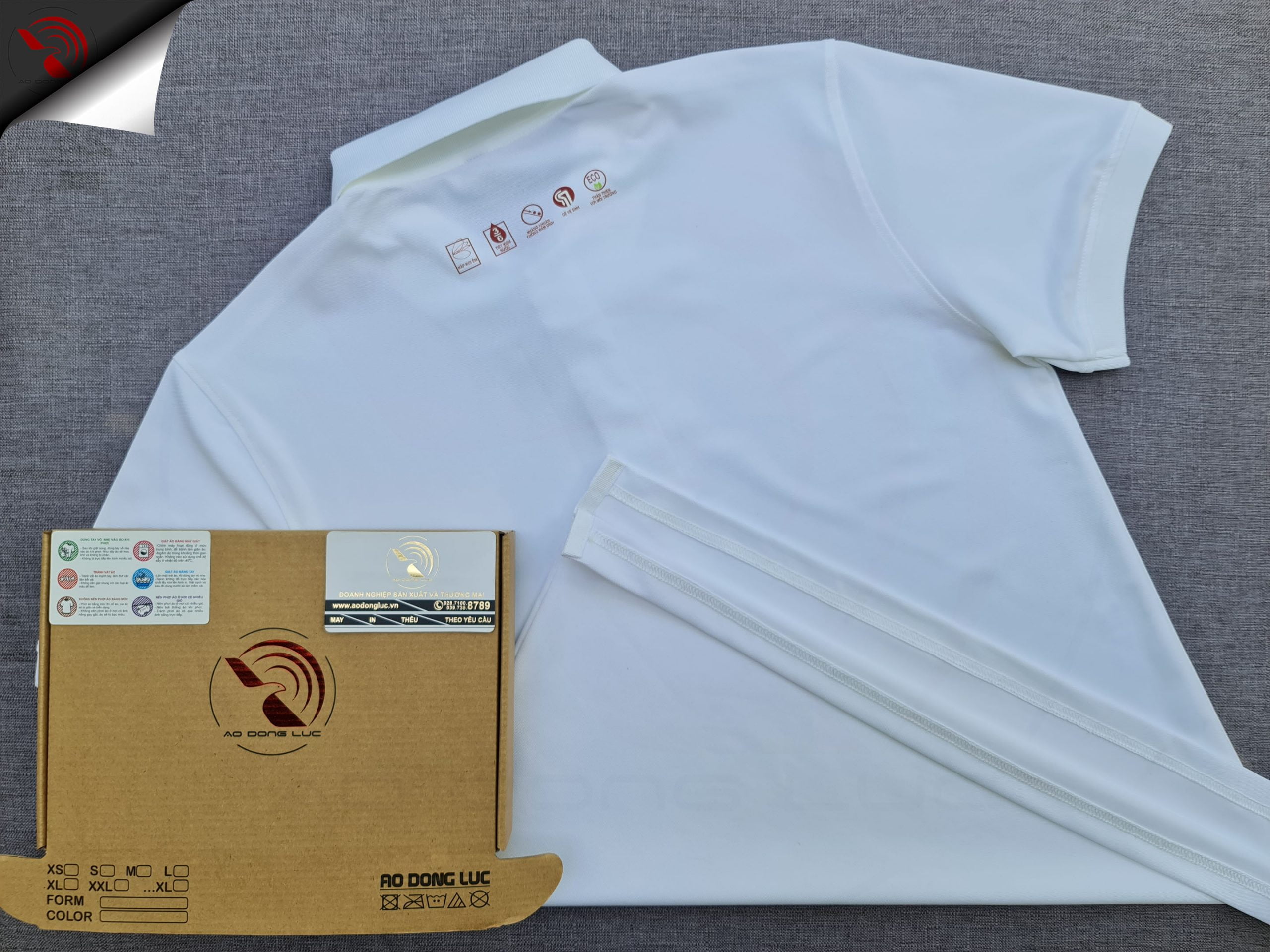 Đồng phục áo thun polo bo trơn màu trắng in kỹ thuật số logo