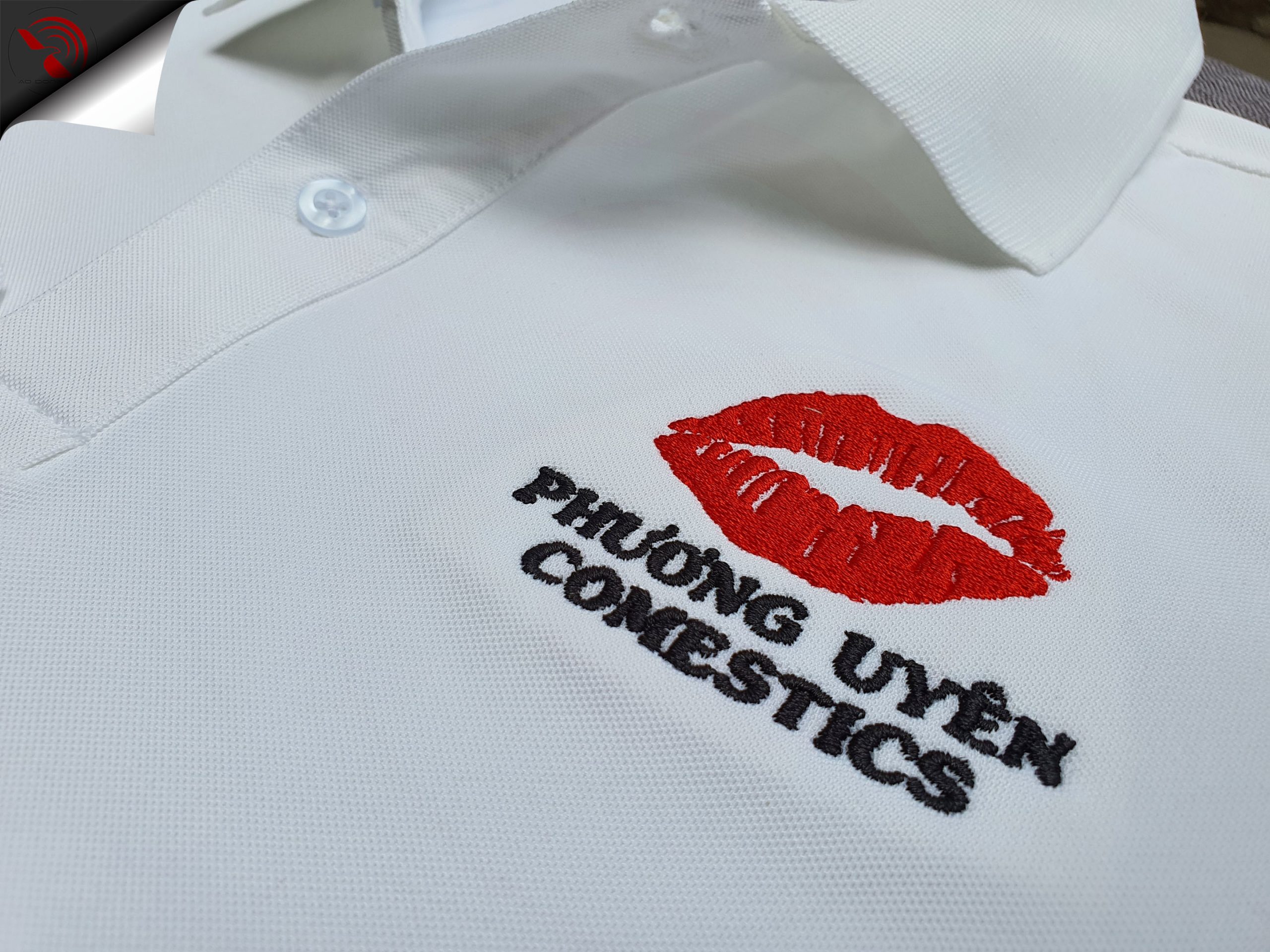 www.aodongluc.vn; đồng phục áo thun; Phương Uyên comestics Hình thêu vi tính lên áo thun đồng phục polo màu trắng