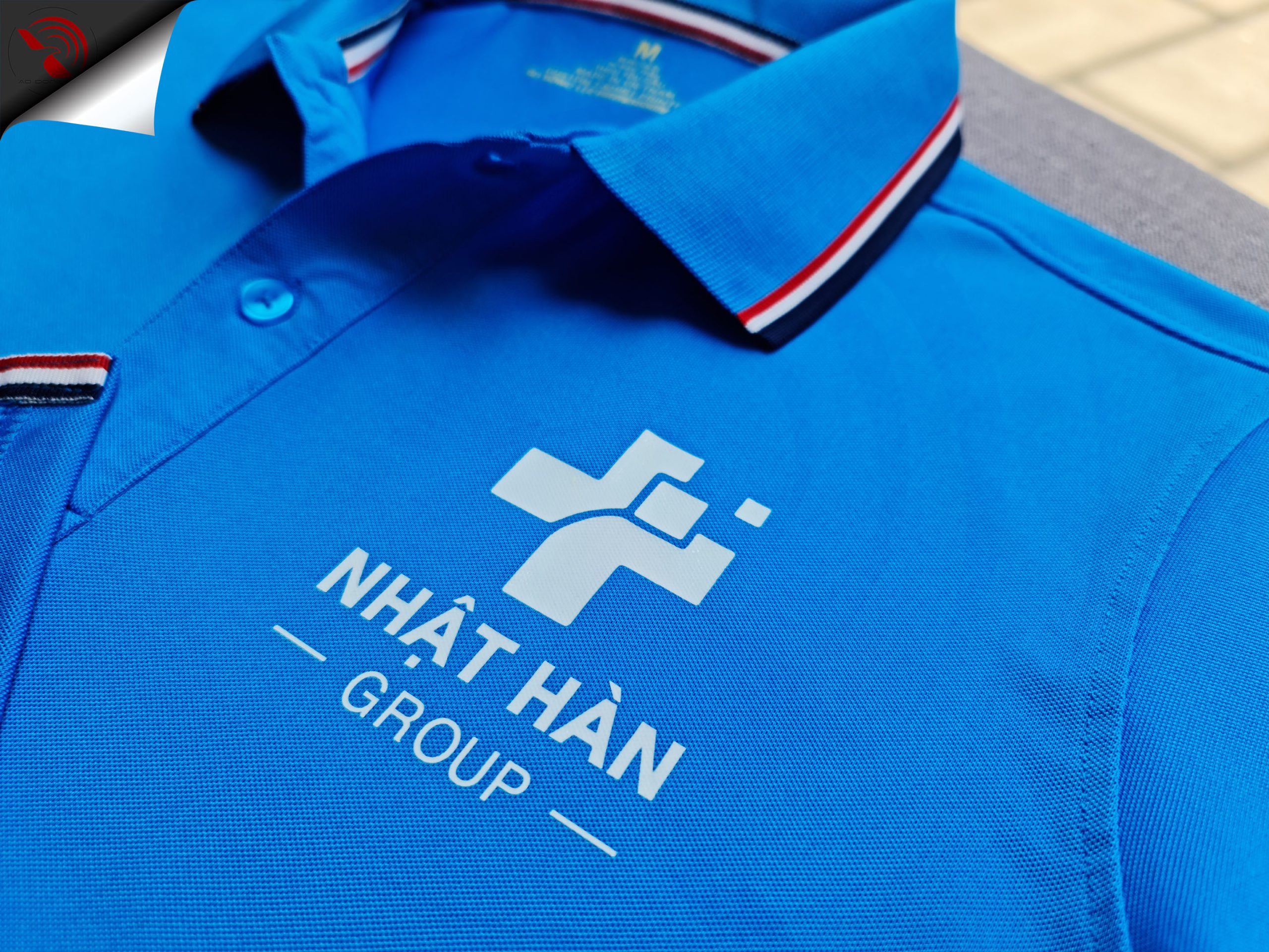 Hình in kỹ thuật số lên áo thun đồng phục polo bo sọc xanh ya