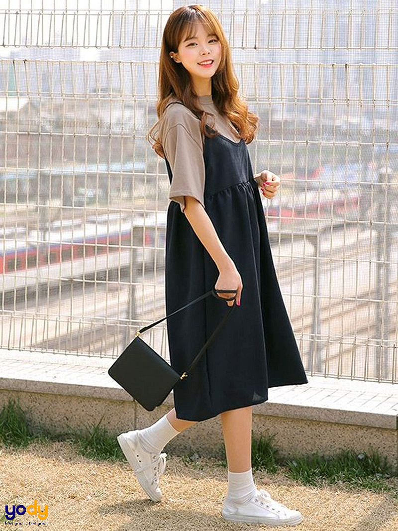 Áo thun oversize trắng với váy yếm denim