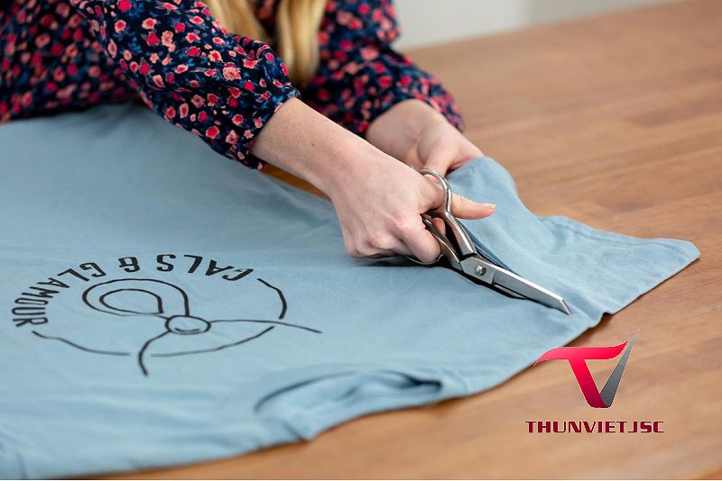 Biến tấu áo thun cũ thành mới đơn giản tại nhà