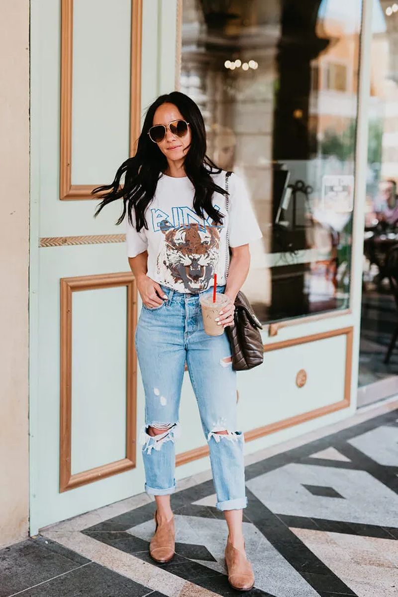 Cá tính hơn khi kết hợp áo thun unisex và quần jean dài
