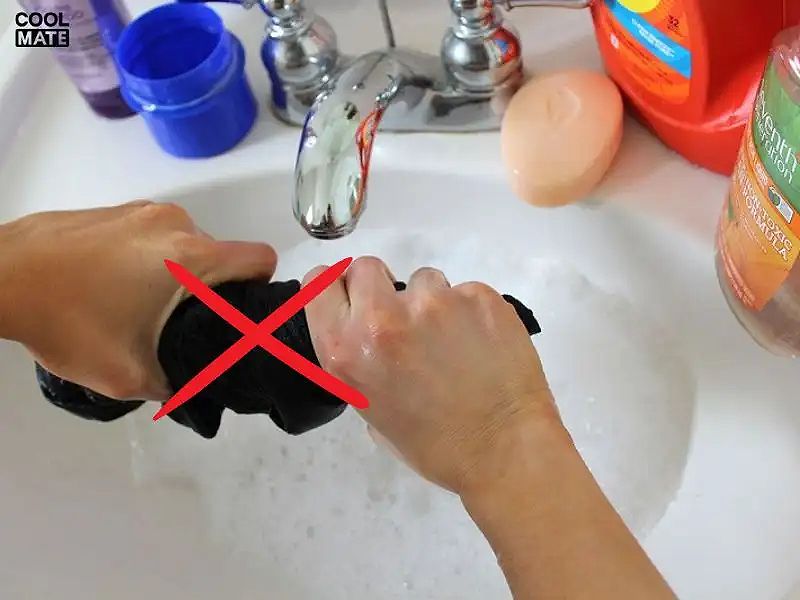 Không kéo áo quá mạnh