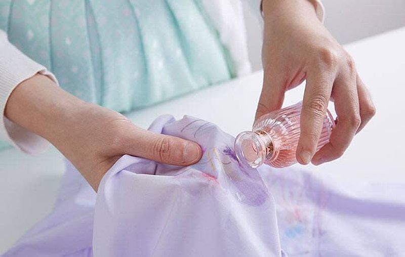 Nước tẩy sơn móng tay giúp tẩy mực bút bi