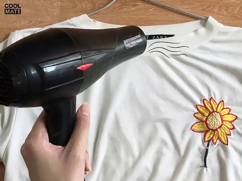 Sấy áo giãn bằng máy sấy tóc